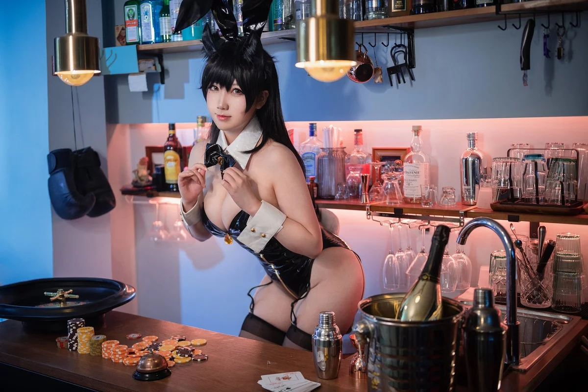 微肉感萌妹是本末末爱宕兔女郎主题性感黑色皮质高叉连体衣配黑丝吊袜诱惑写真32P
