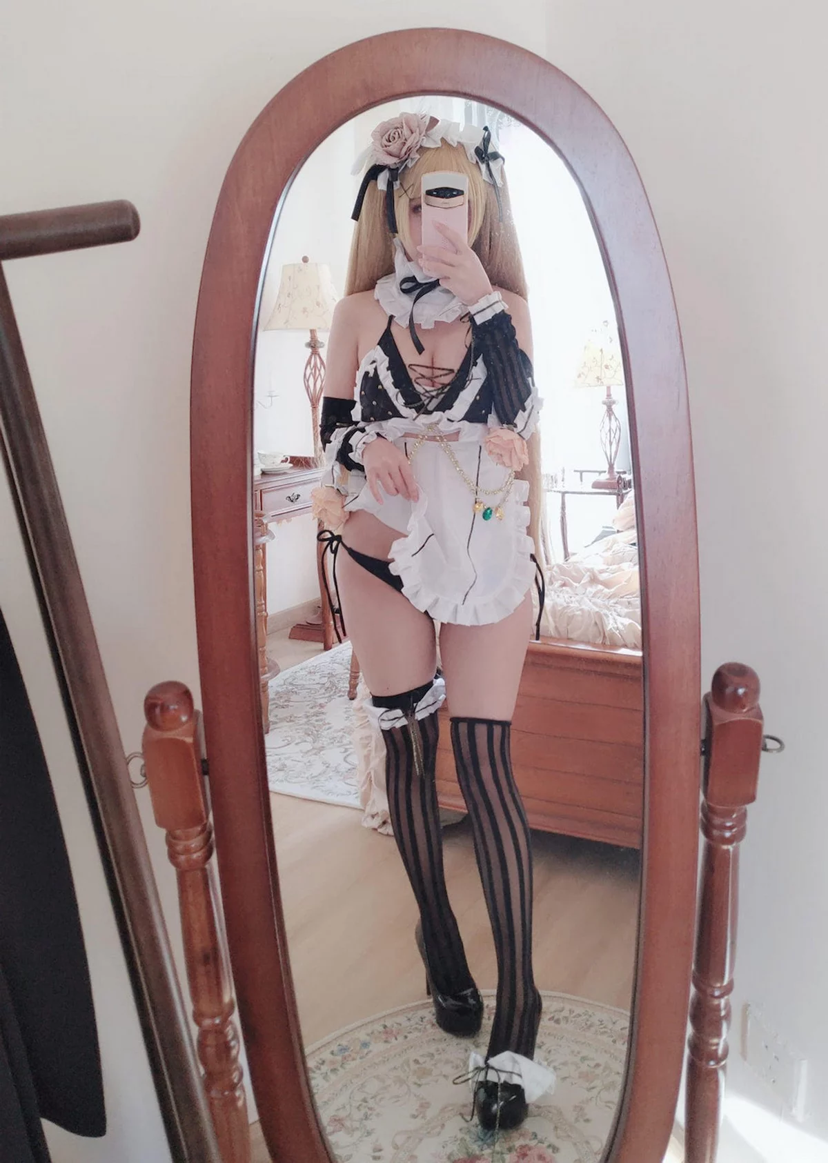 Cosplay美女日奈娇内普提斯主题私房性感黑白女仆装配黑丝袜秀丰满身材诱惑写真75P