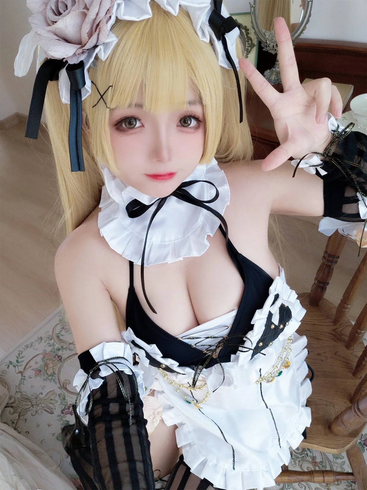 Cosplay美女日奈娇内普提斯主题私房性感黑白女仆装配黑丝袜秀丰满身材诱惑写真75P