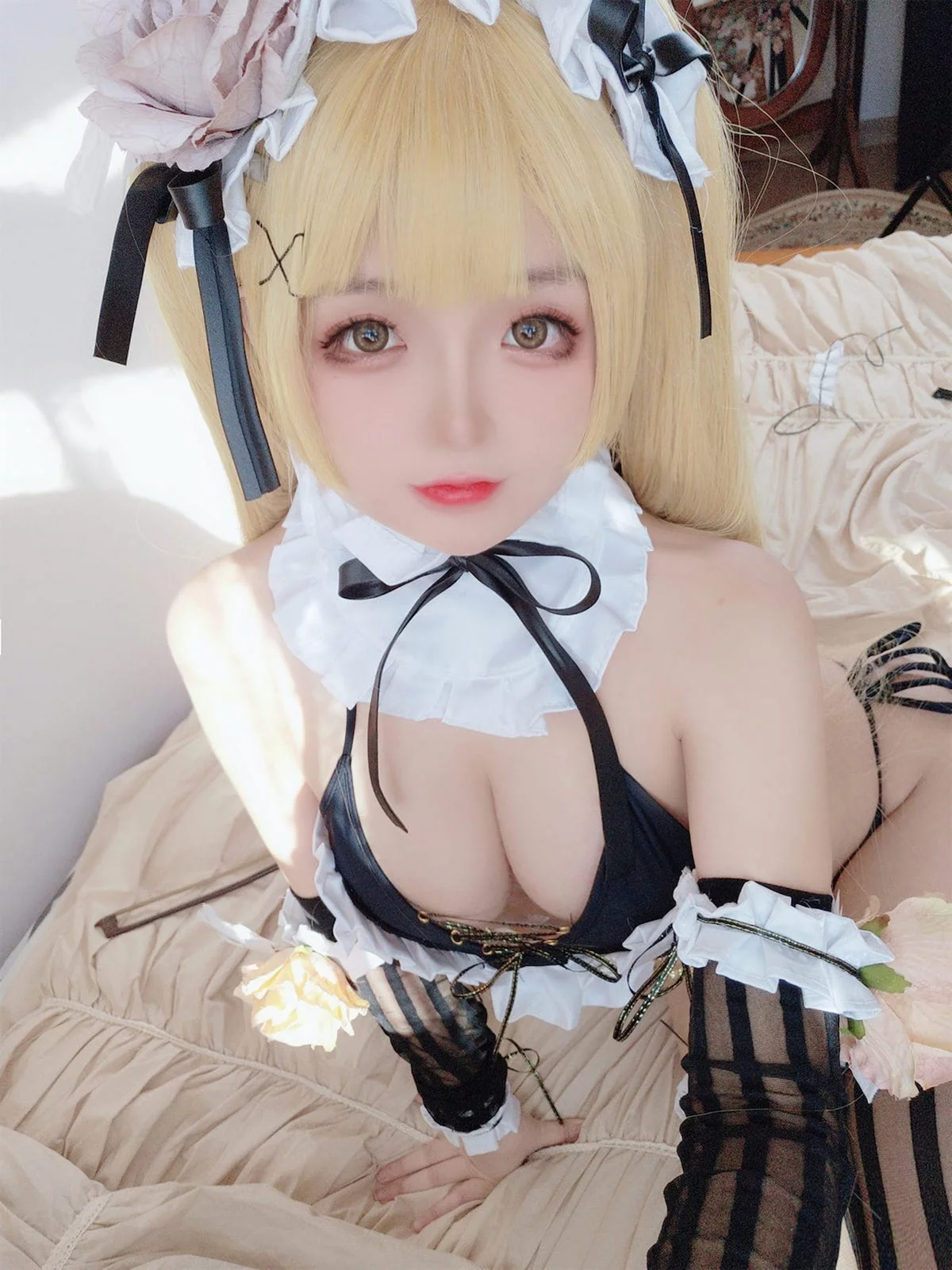 Cosplay美女日奈娇内普提斯主题私房性感黑白女仆装配黑丝袜秀丰满身材诱惑写真75P