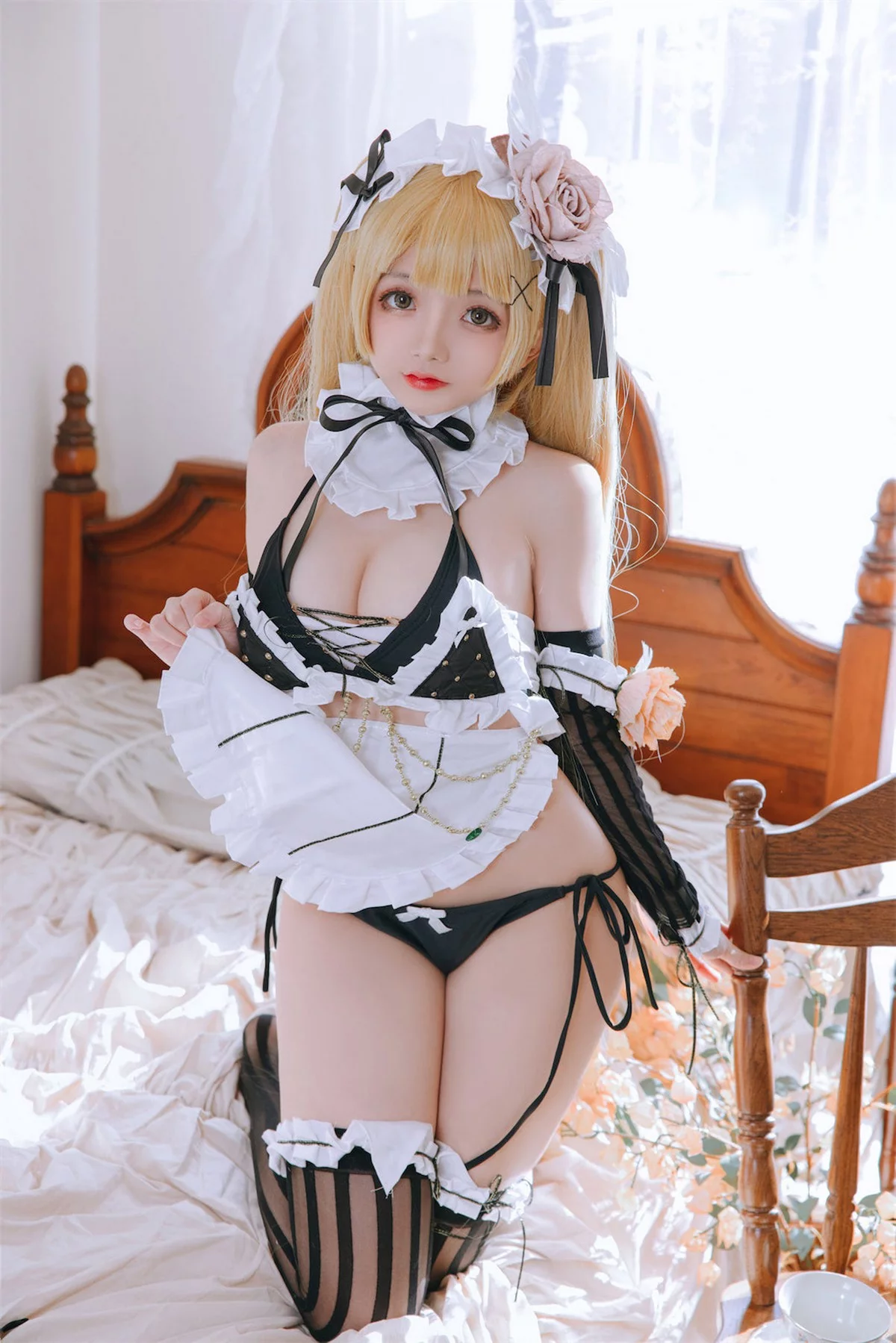 Cosplay美女日奈娇内普提斯主题私房性感黑白女仆装配黑丝袜秀丰满身材诱惑写真75P