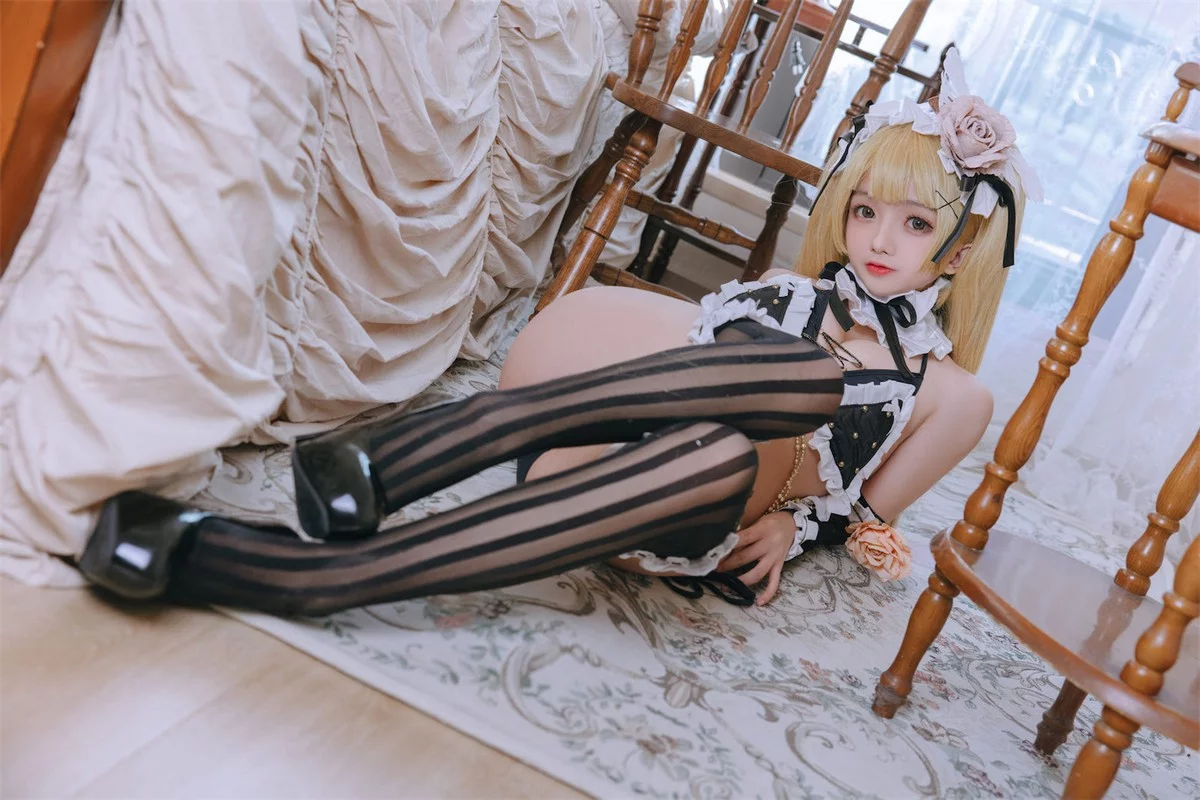 Cosplay美女日奈娇内普提斯主题私房性感黑白女仆装配黑丝袜秀丰满身材诱惑写真75P