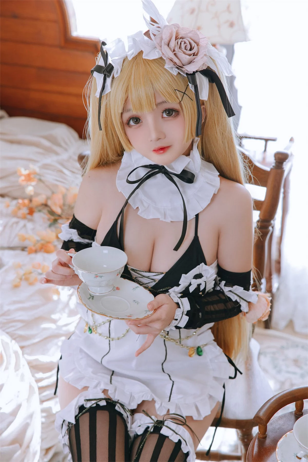Cosplay美女日奈娇内普提斯主题私房性感黑白女仆装配黑丝袜秀丰满身材诱惑写真75P