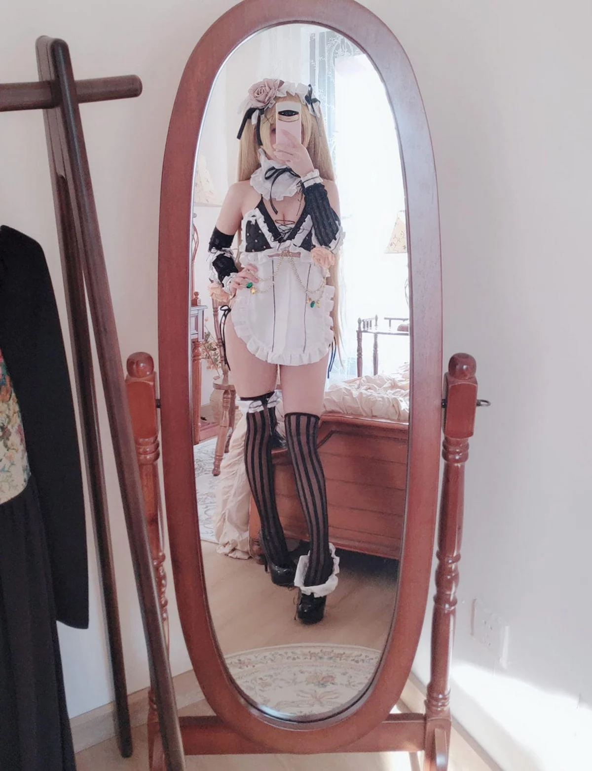 Cosplay美女日奈娇内普提斯主题私房性感黑白女仆装配黑丝袜秀丰满身材诱惑写真75P