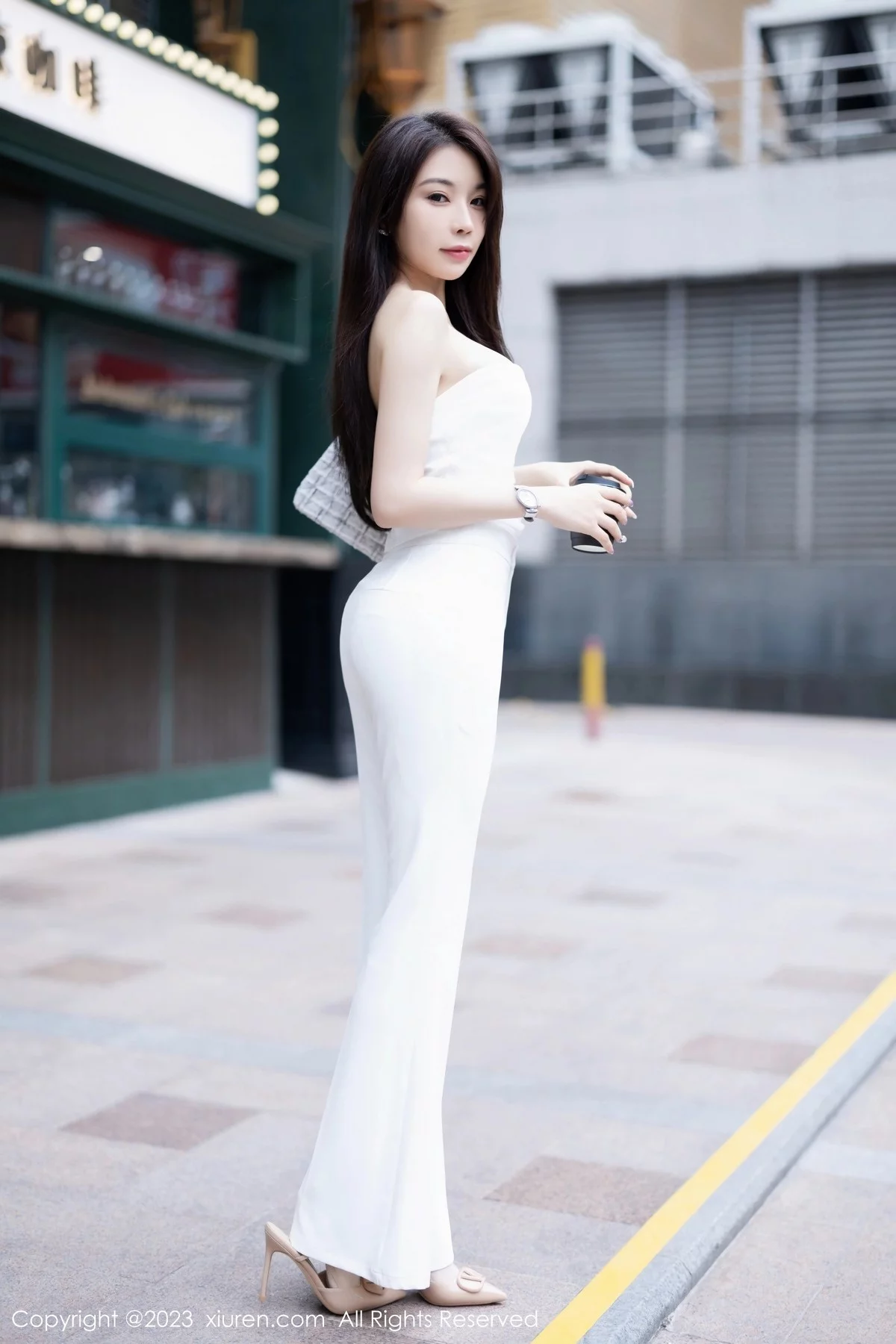 XiuRen第6628期_女神徐莉芝Booty脱白色套装露白丝吊袜秀曼妙身姿撩人诱惑写真82P