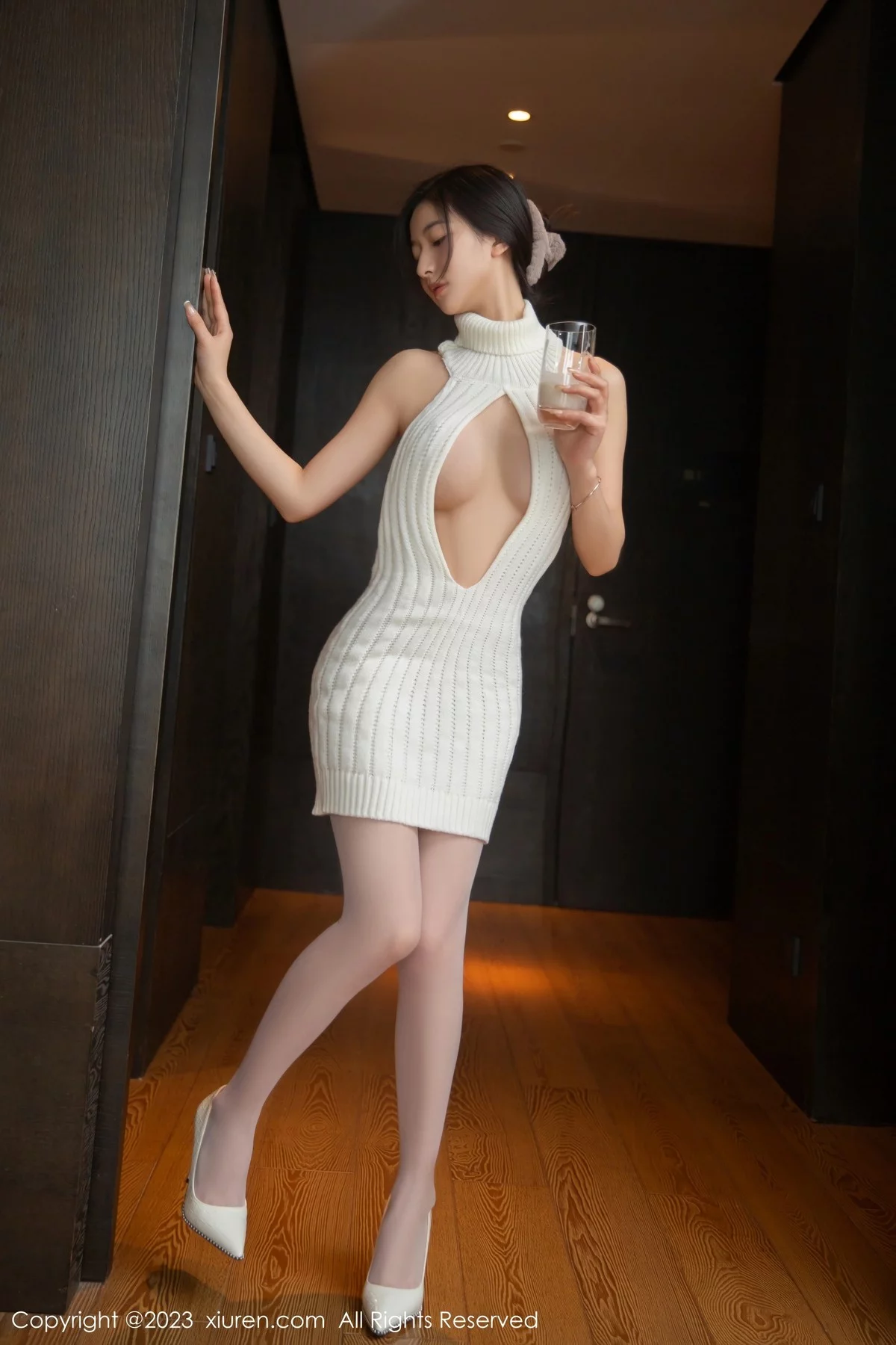 XiuRen第6627期_模特熊小诺性感白色真空毛衣配超薄白丝袜秀曼妙身姿迷人写真78P
