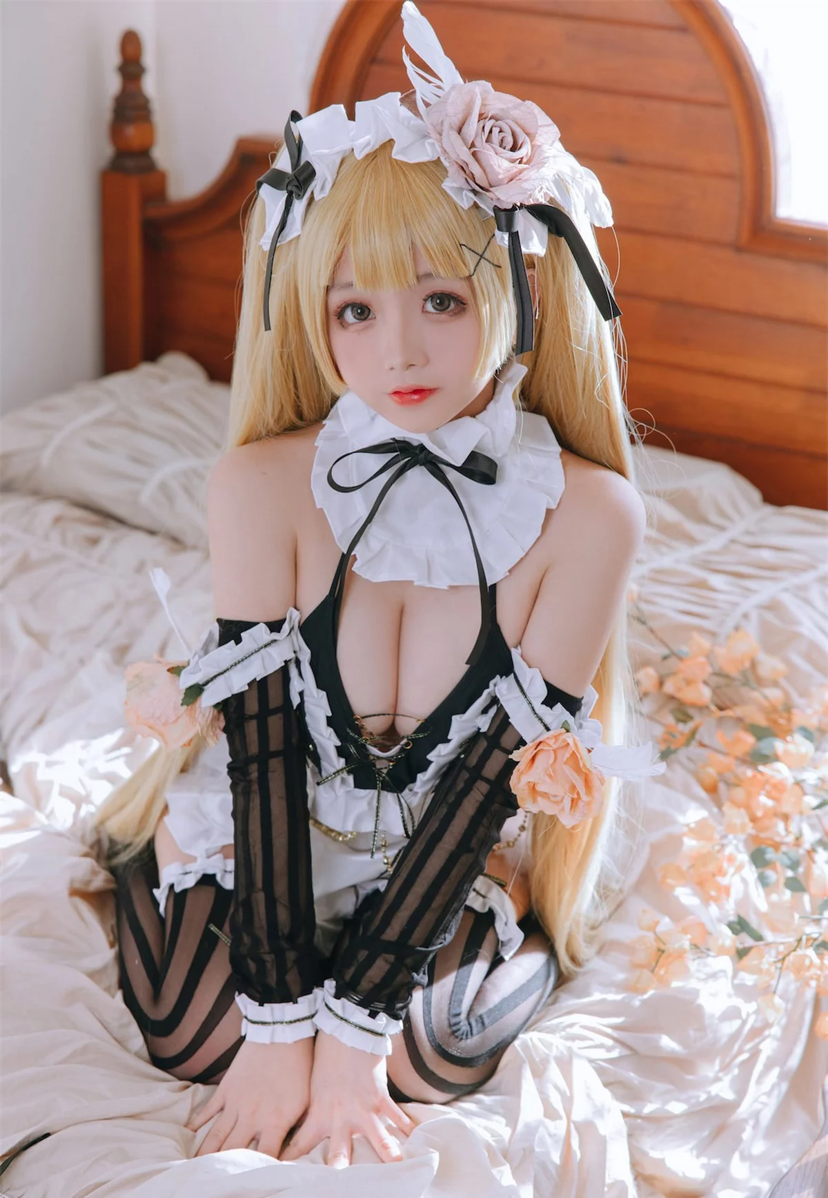 Cosplay美女日奈娇内普提斯主题私房性感黑白女仆装配黑丝袜秀丰满身材诱惑写真75P