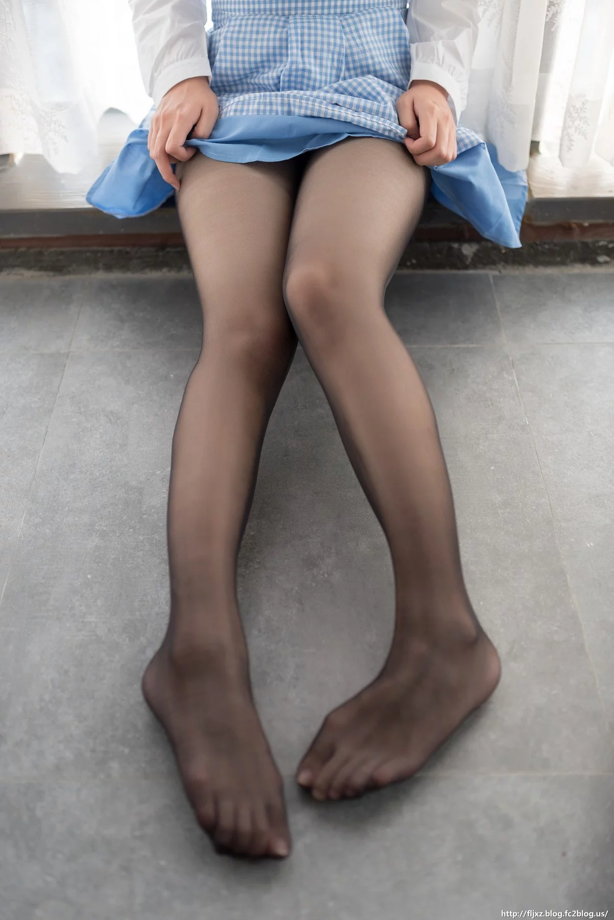 动漫博主软软酱Yukina星期一的丰满主题性感女仆裙配黑丝袜半脱秀豪乳诱惑写真50P