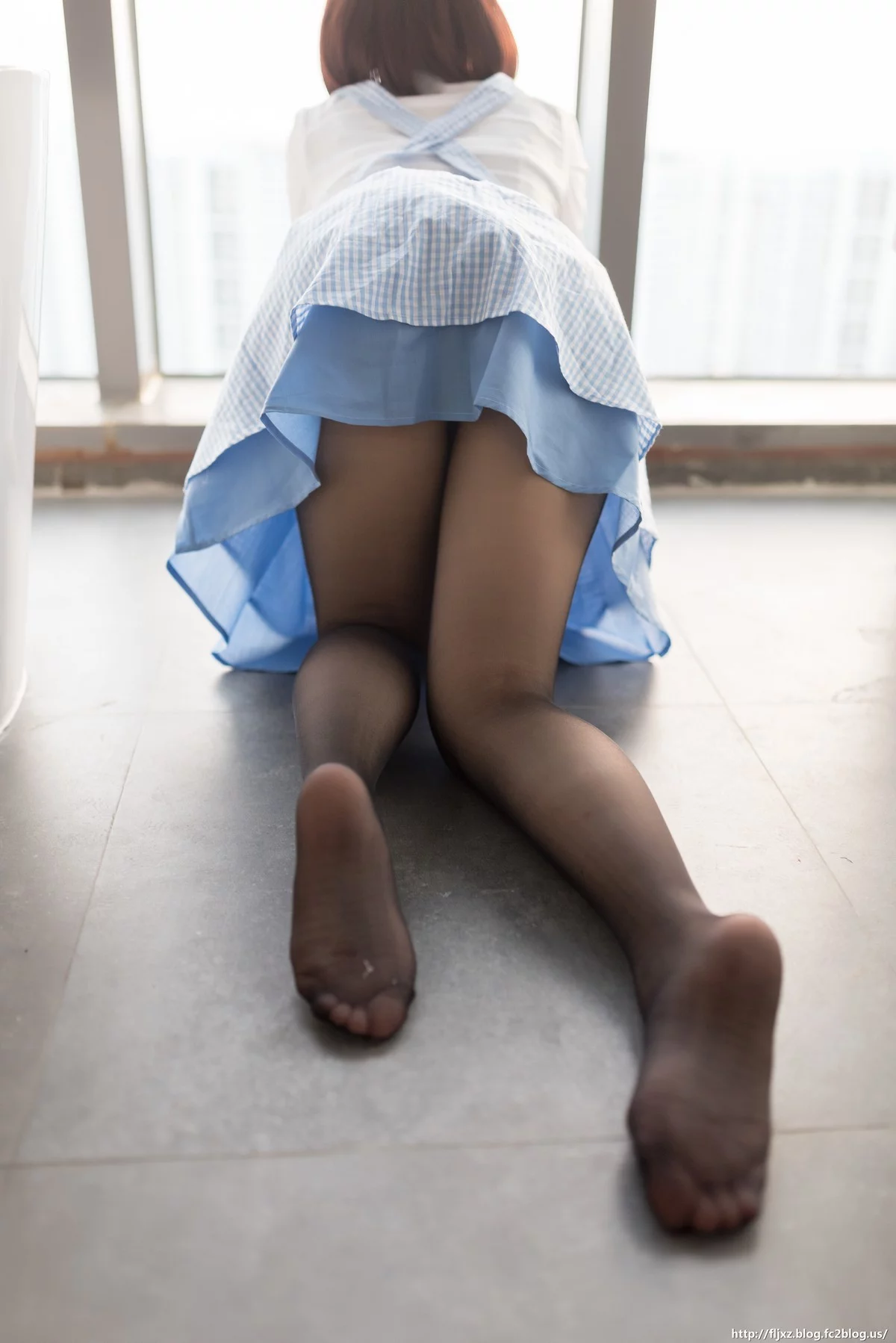 动漫博主软软酱Yukina星期一的丰满主题性感女仆裙配黑丝袜半脱秀豪乳诱惑写真50P
