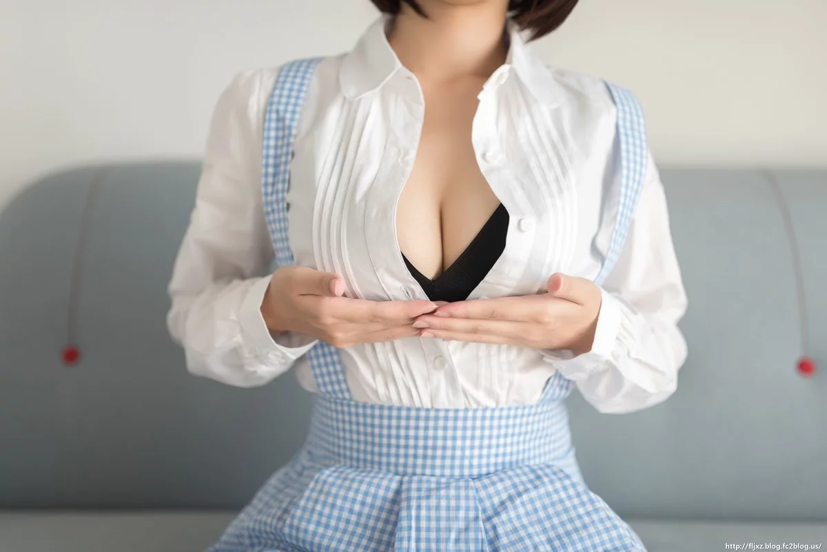 动漫博主软软酱Yukina星期一的丰满主题性感女仆裙配黑丝袜半脱秀豪乳诱惑写真50P