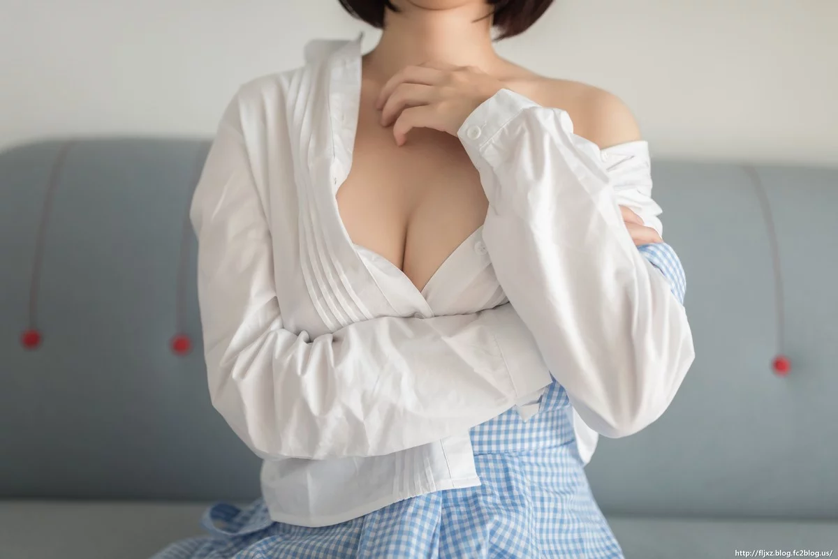 动漫博主软软酱Yukina星期一的丰满主题性感女仆裙配黑丝袜半脱秀豪乳诱惑写真50P