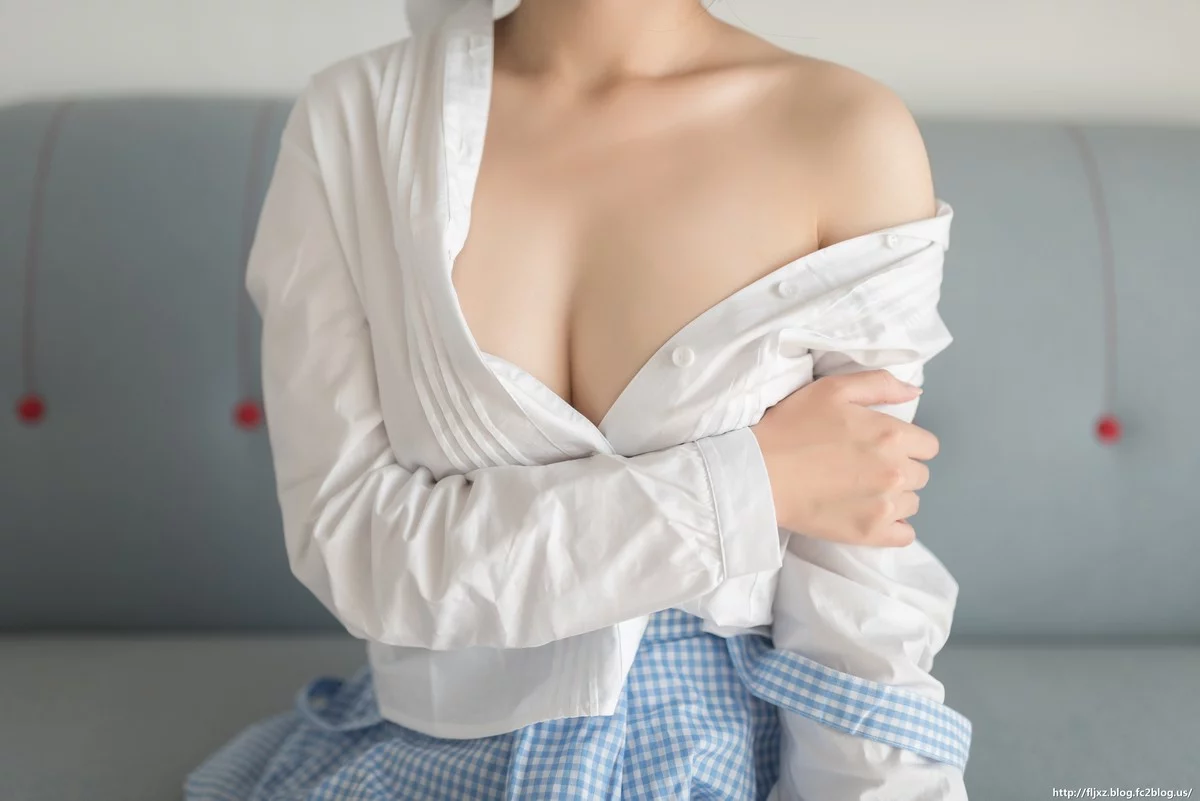 动漫博主软软酱Yukina星期一的丰满主题性感女仆裙配黑丝袜半脱秀豪乳诱惑写真50P