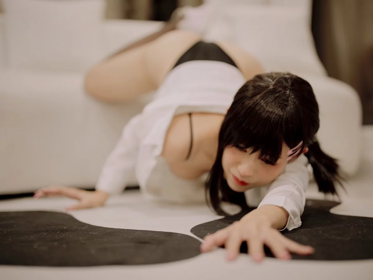 网络美女PingPing-Kobeni主题性感白T配黑色薄透连体衣秀豪乳翘臀诱惑写真57P