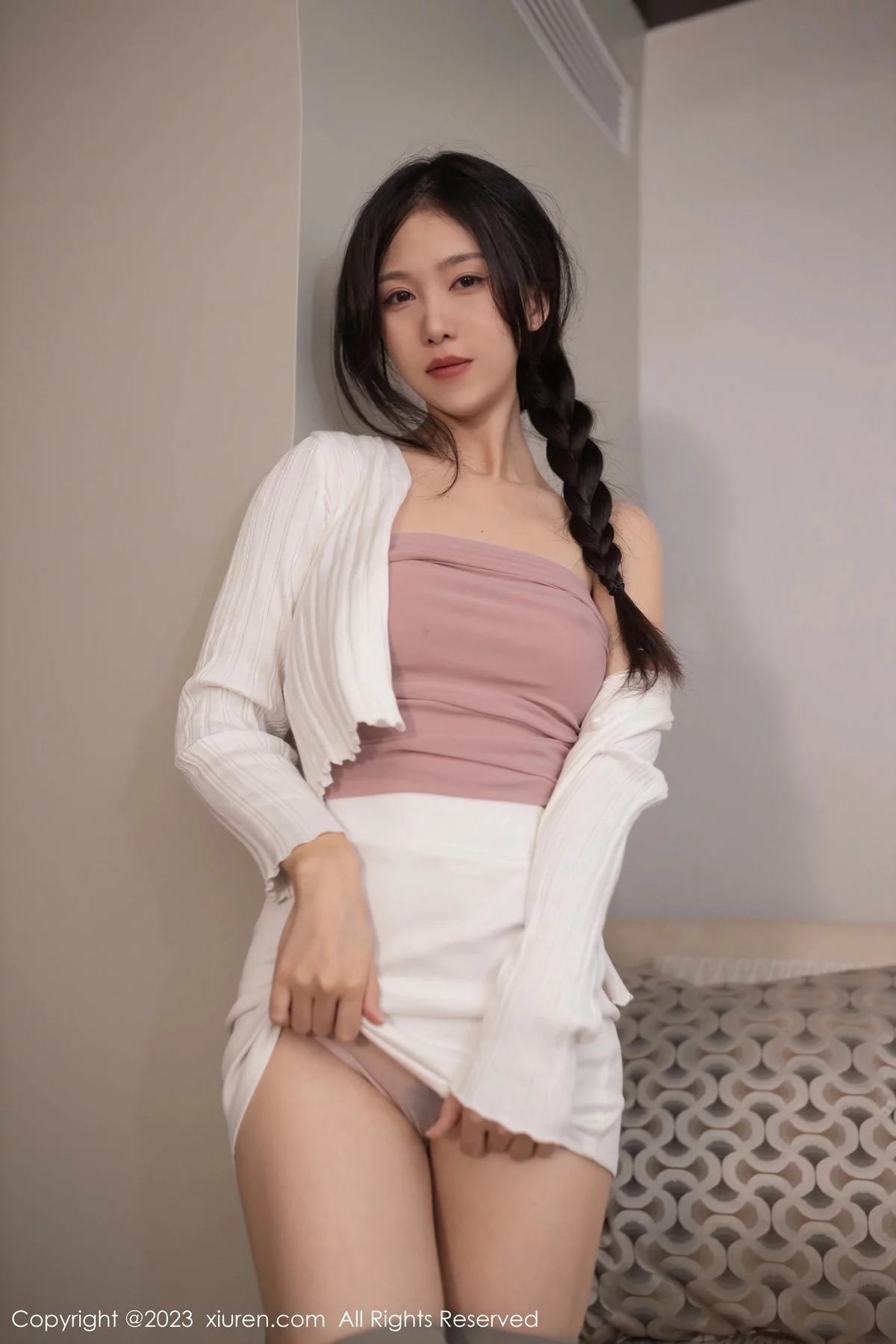 XiuRen第6643期_模特利世私房性感白色衣配白短裙露粉色蕾丝内裤惹火诱惑写真69P