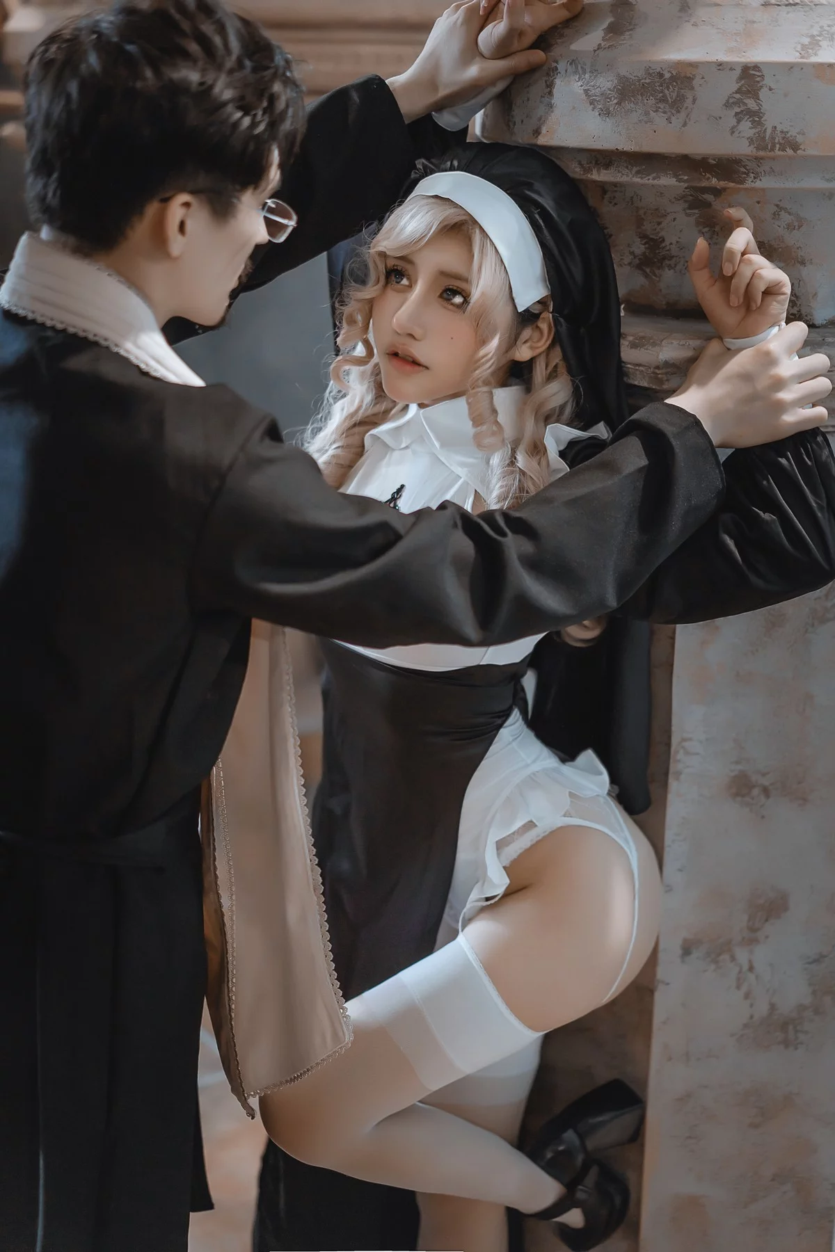 网络美女一笑芳香沁神父修女主题性感黑白修女服配白丝吊袜秀丰满身材诱惑写真42P