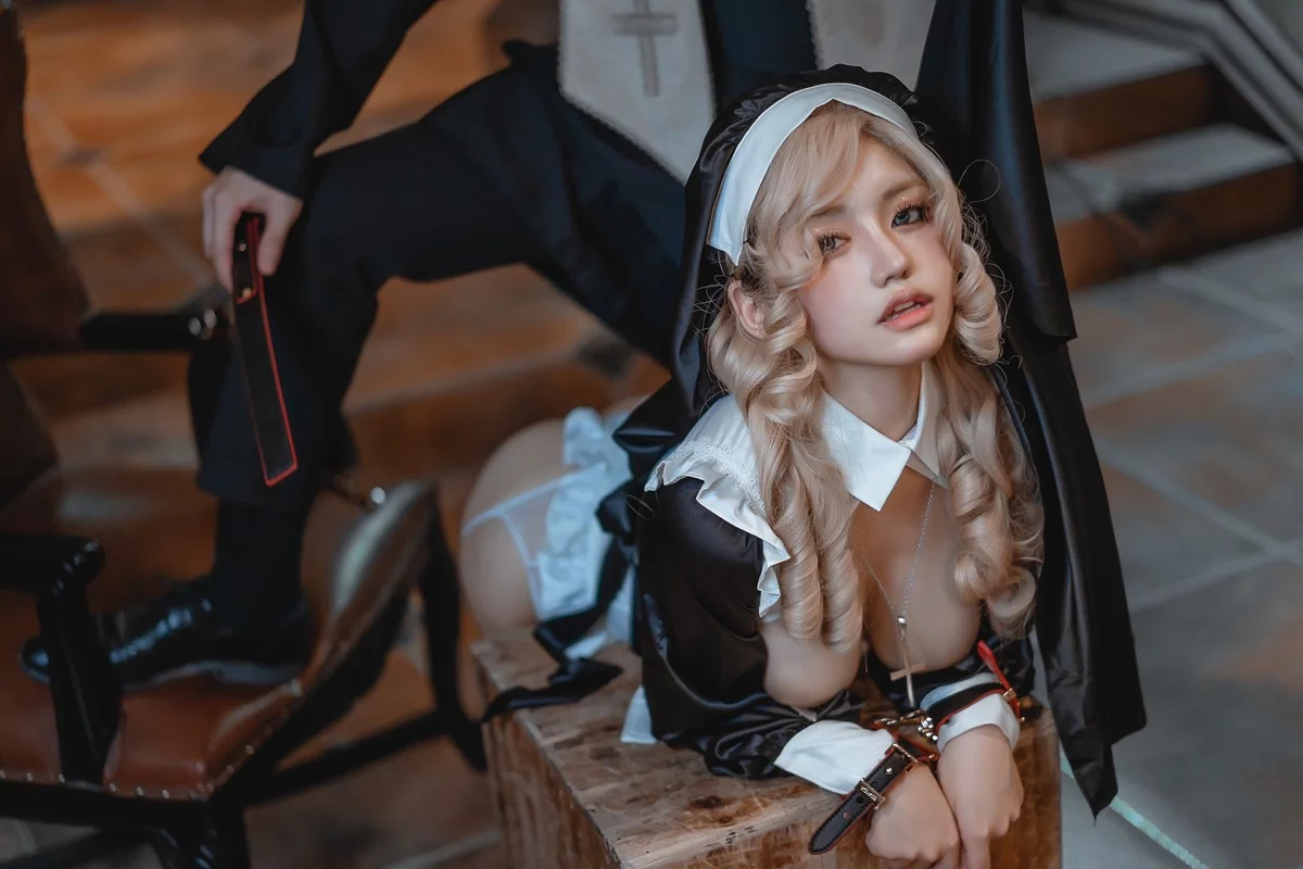 网络美女一笑芳香沁神父修女主题性感黑白修女服配白丝吊袜秀丰满身材诱惑写真42P