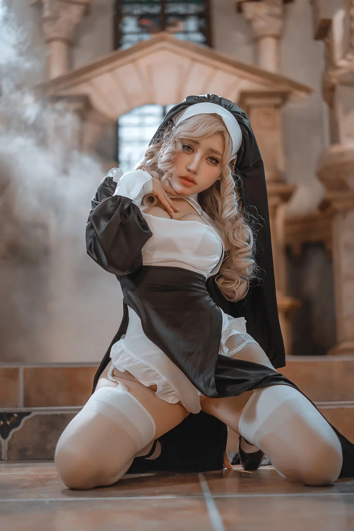 网络美女一笑芳香沁神父修女主题性感黑白修女服配白丝吊袜秀丰满身材诱惑写真42P