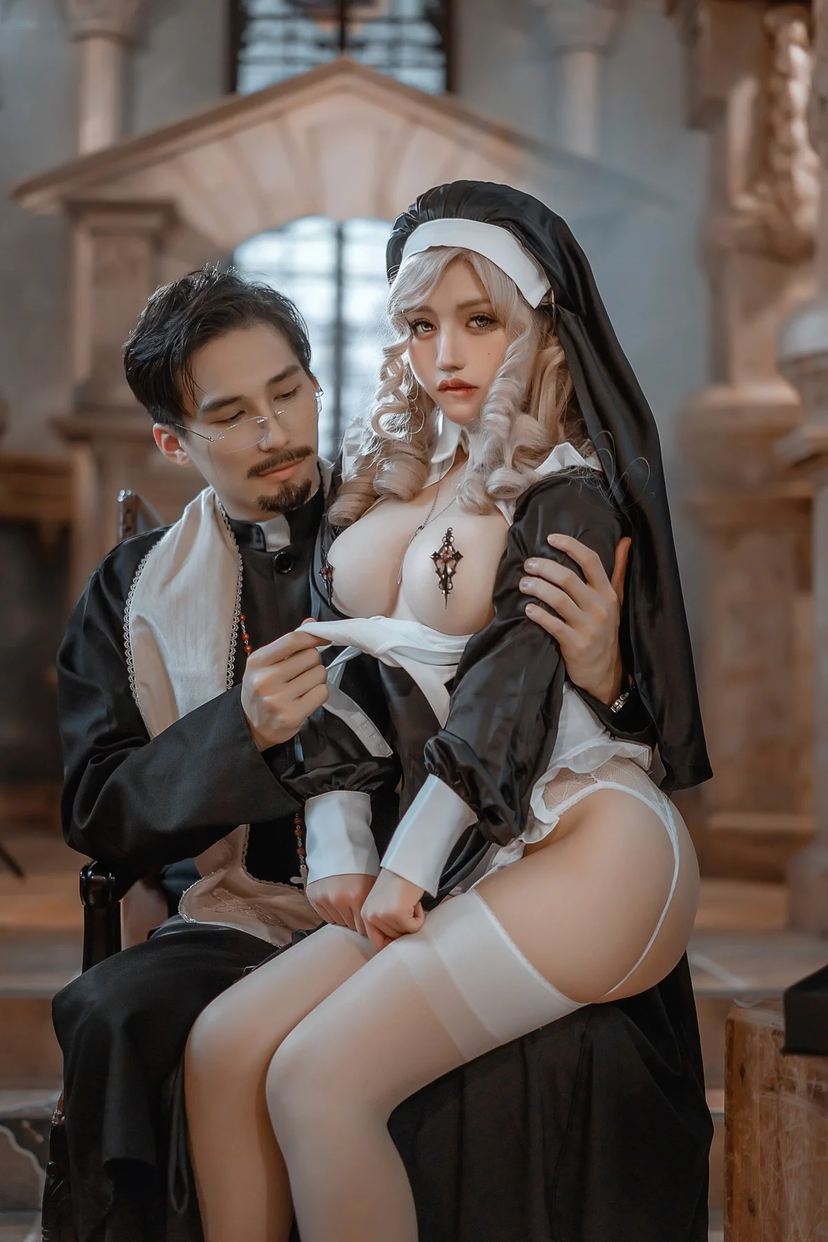 网络美女一笑芳香沁神父修女主题性感黑白修女服配白丝吊袜秀丰满身材诱惑写真42P