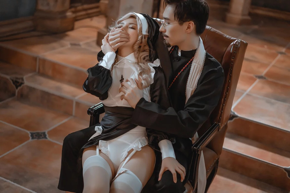 网络美女一笑芳香沁神父修女主题性感黑白修女服配白丝吊袜秀丰满身材诱惑写真42P
