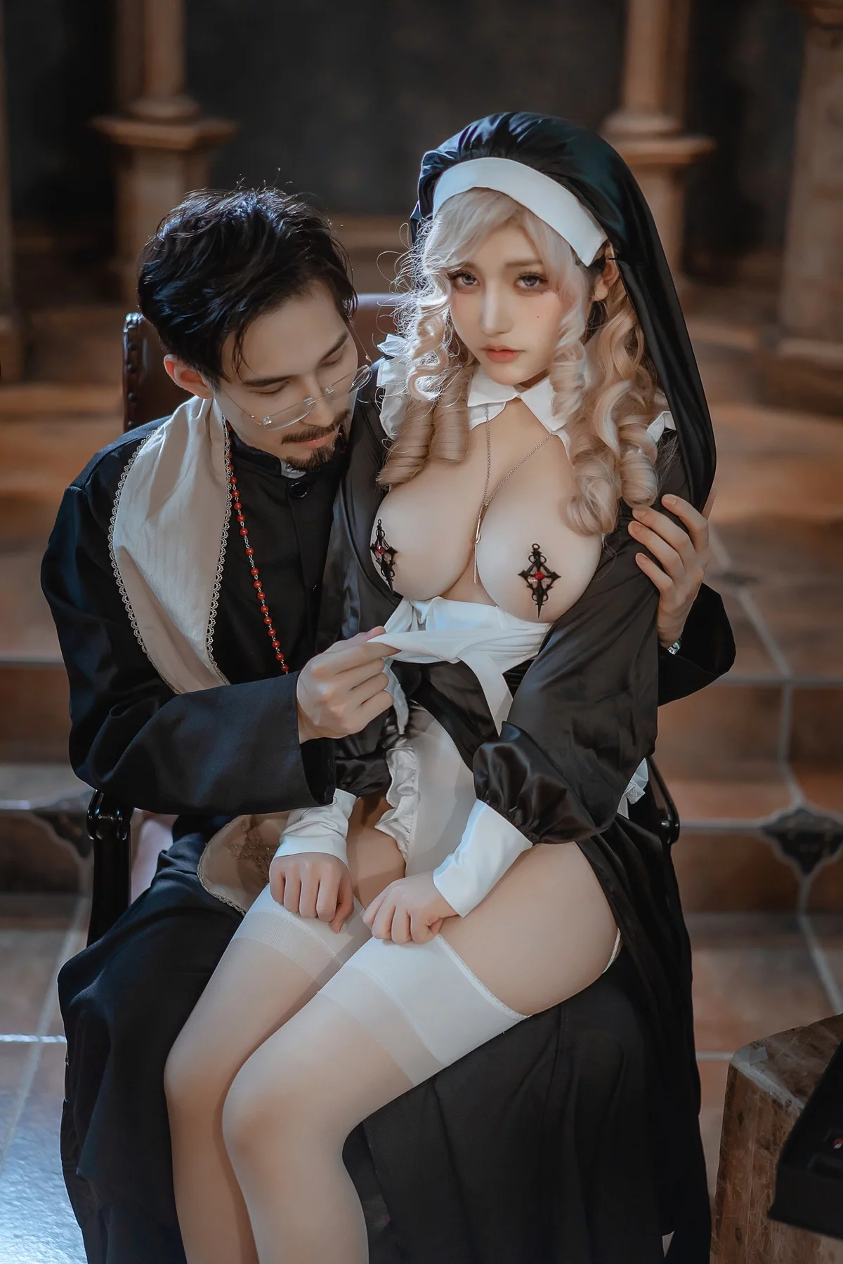 网络美女一笑芳香沁神父修女主题性感黑白修女服配白丝吊袜秀丰满身材诱惑写真42P