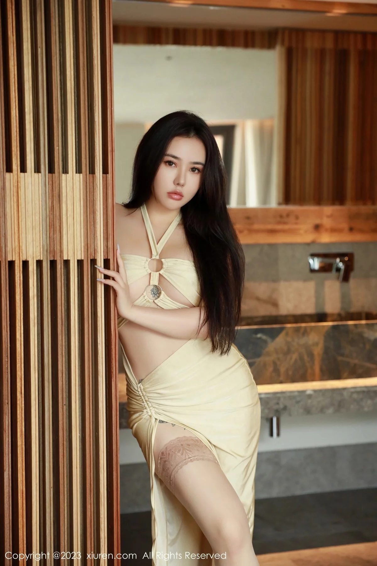 XiuRen第6840期_女神Manuela玛鲁娜性感浅黄色露肩连衣裙秀翘臀美腿诱惑写真53P