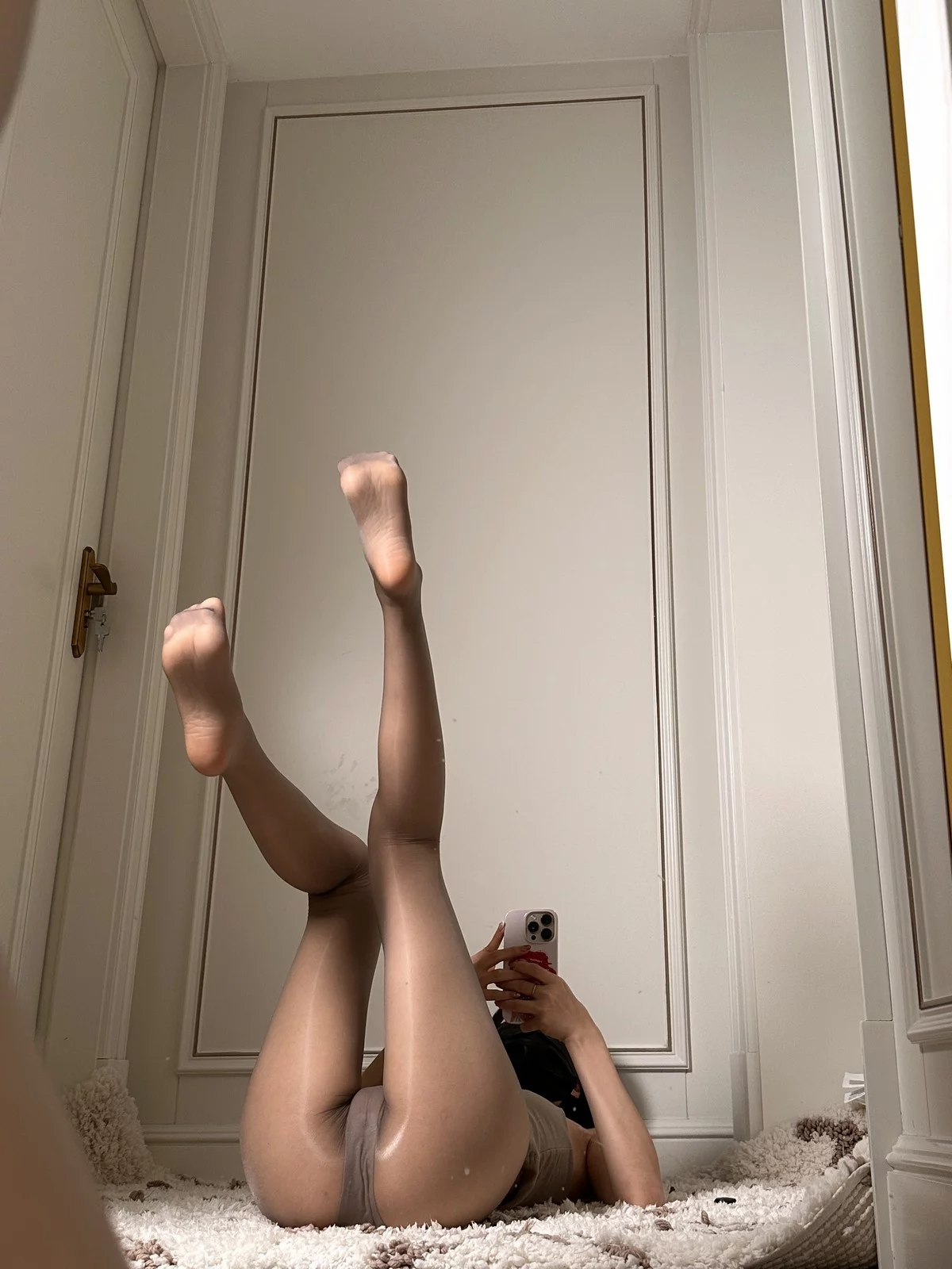 微博博主妮是老虎灰色油丝主题私房性感服饰配闪亮灰丝秀翘臀美腿诱惑写真64P