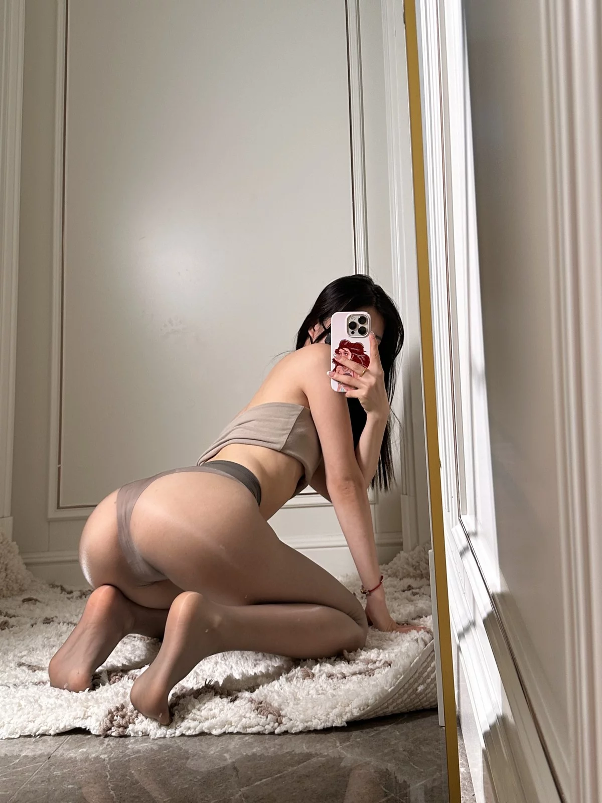 微博博主妮是老虎灰色油丝主题私房性感服饰配闪亮灰丝秀翘臀美腿诱惑写真64P