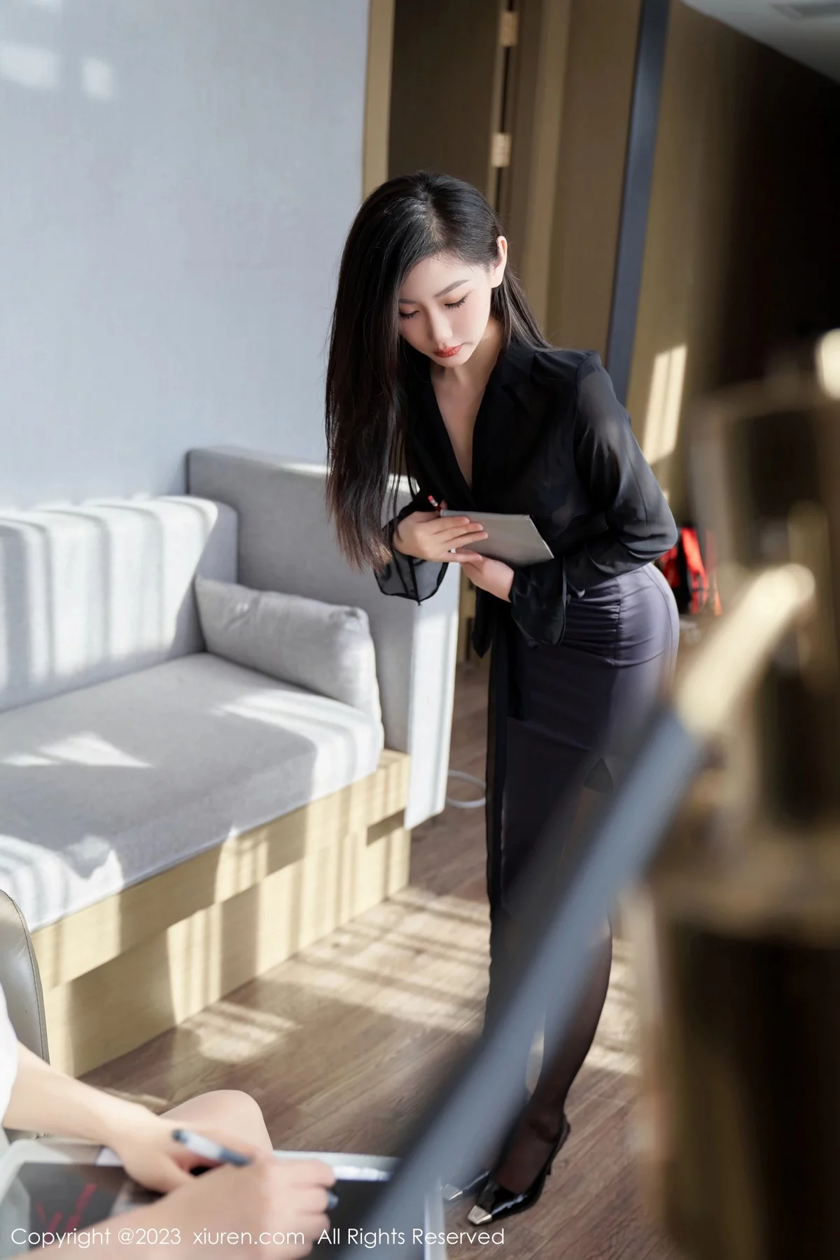 XiuRen第6839期_模特沈青黛互动拍摄露黑色内衣配黑丝吊袜秀曼妙身姿诱惑写真101P