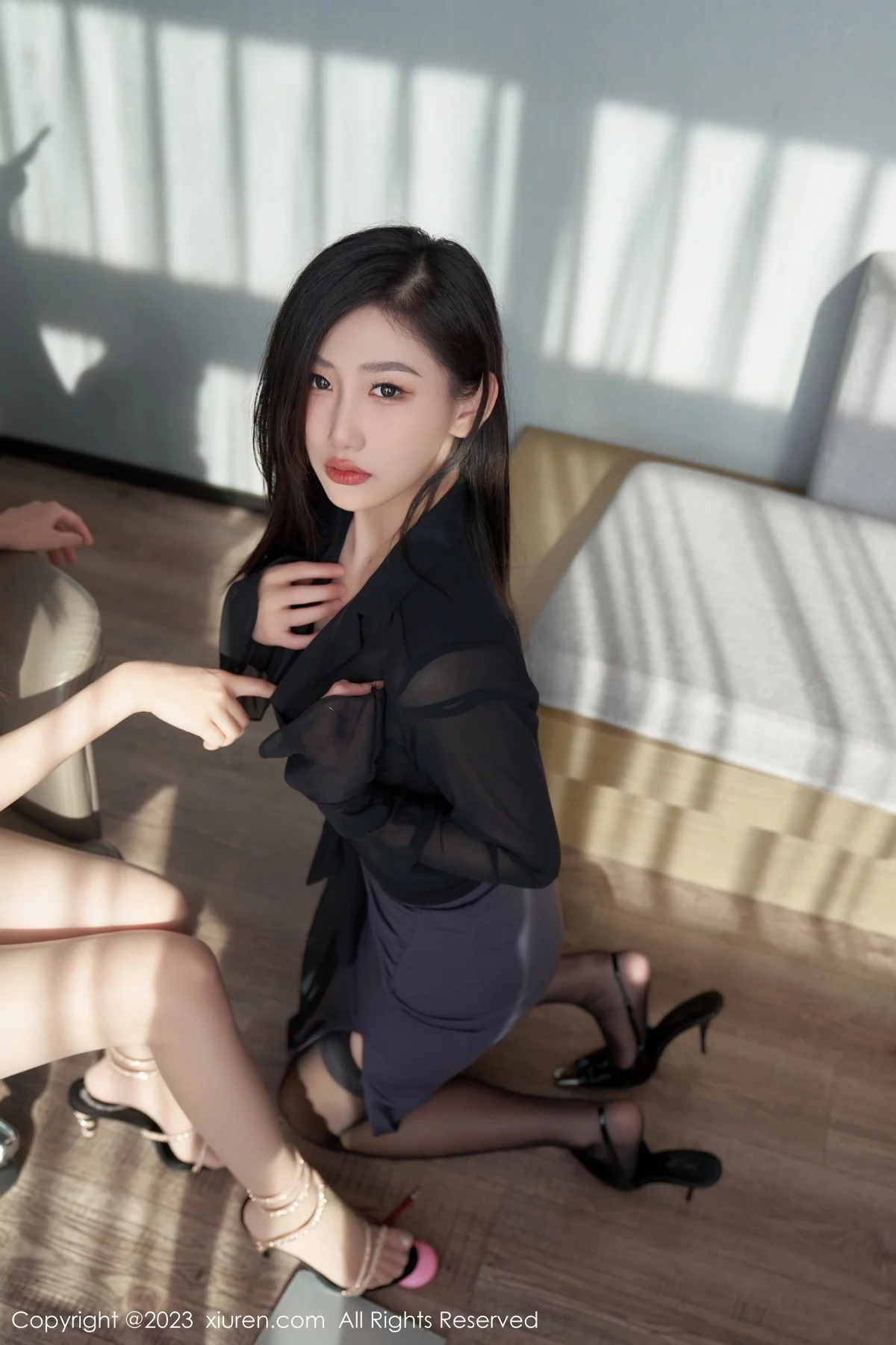 XiuRen第6839期_模特沈青黛互动拍摄露黑色内衣配黑丝吊袜秀曼妙身姿诱惑写真101P