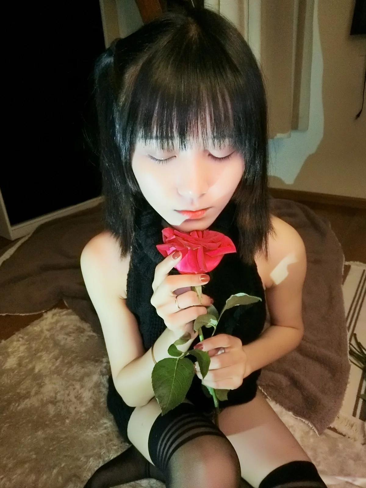 Coser美女布丁大法毛衣黑丝主题私房性感黑色露背毛衣配黑丝袜秀美腿诱惑写真30P