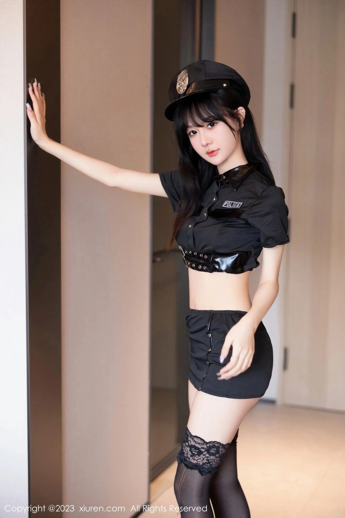 XiuRen第6851期_模特幼幼性感情趣警察制服半脱露黑色内衣秀完美身材诱惑写真86P
