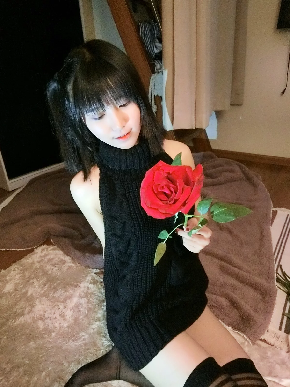 Coser美女布丁大法毛衣黑丝主题私房性感黑色露背毛衣配黑丝袜秀美腿诱惑写真30P