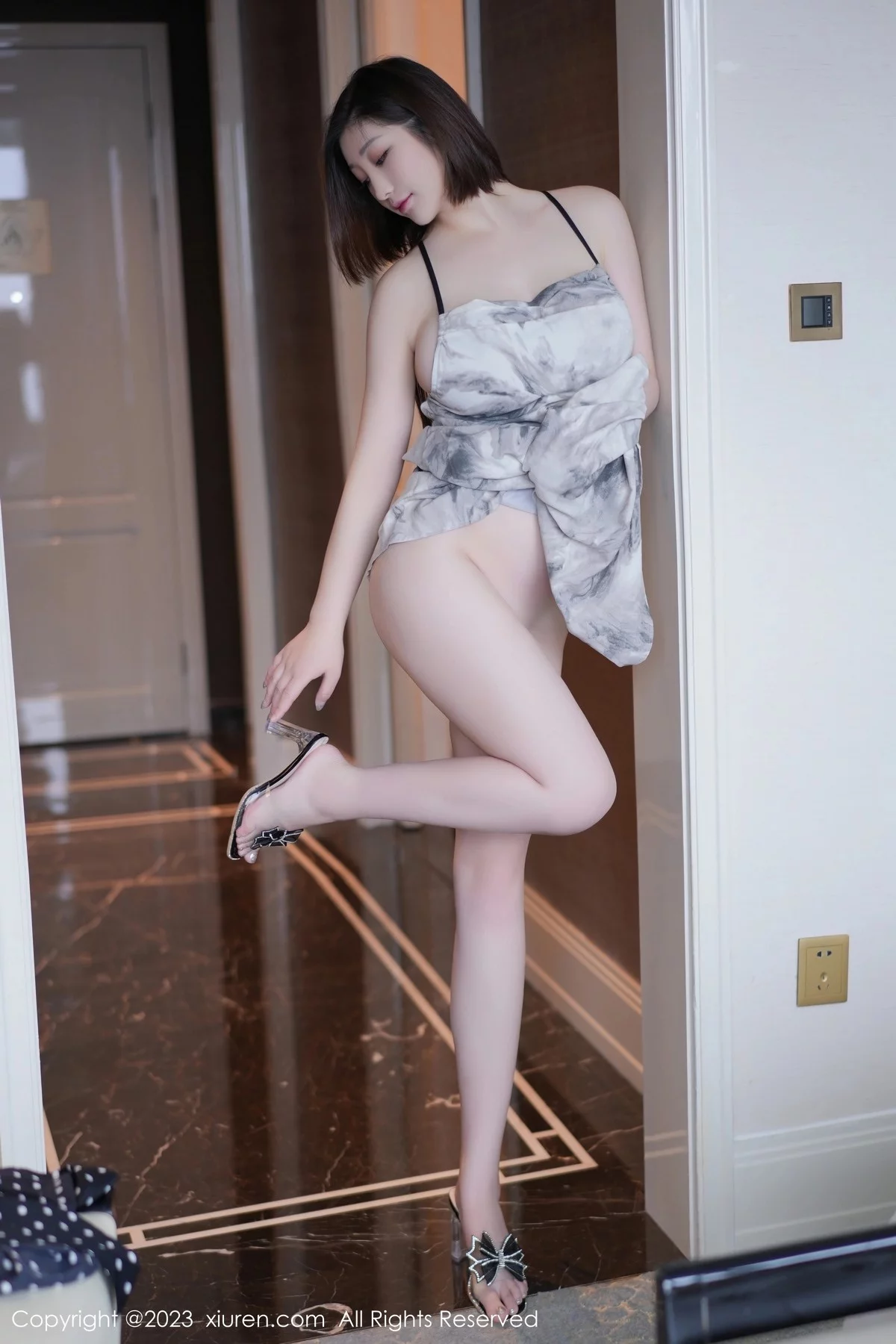 XiuRen第6846期_女神妲己_Toxic脱浅灰色吊带连衣长裙露雪峰美臀惹火诱惑写真64P