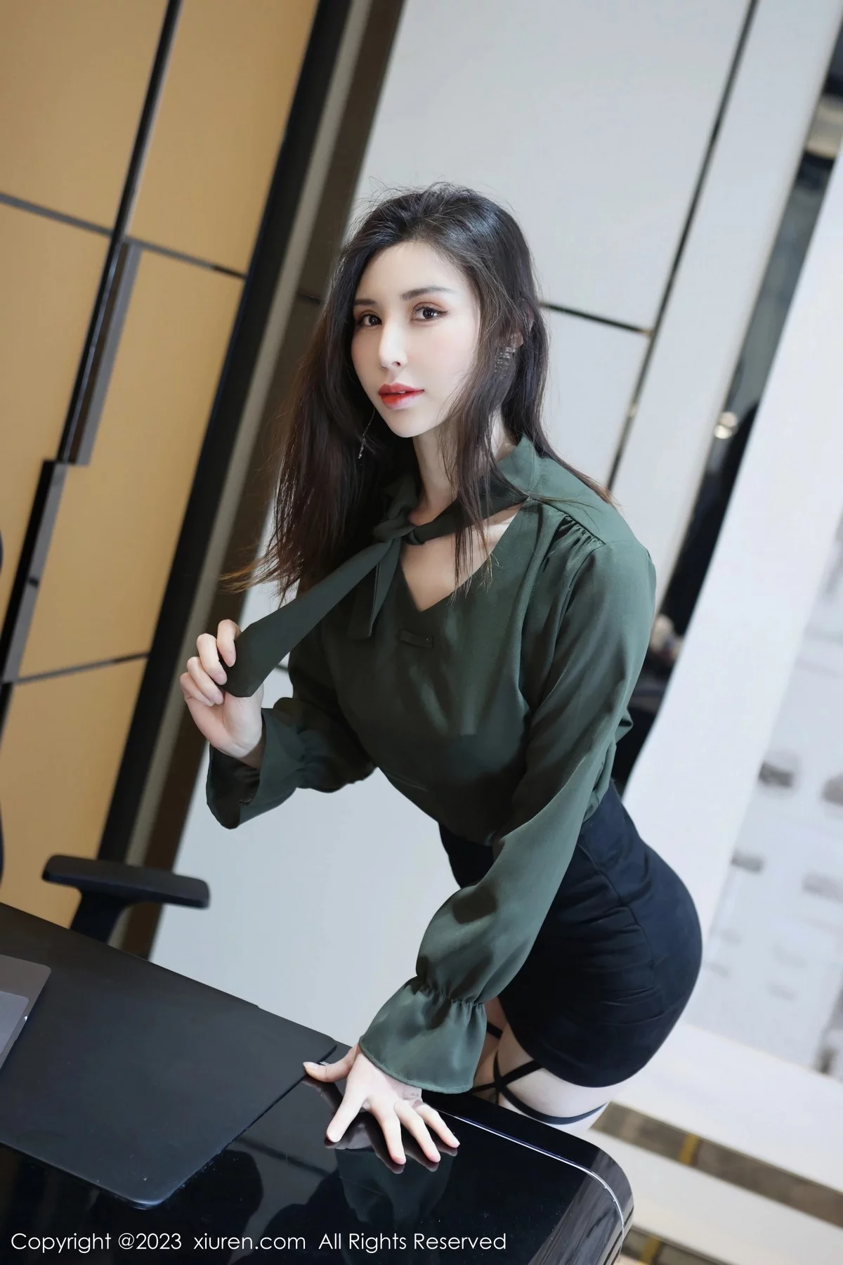 XiuRen第6844期_模特王曼柔半脱露黑色蕾丝内衣配黑丝吊袜秀曼妙身姿诱惑写真81P