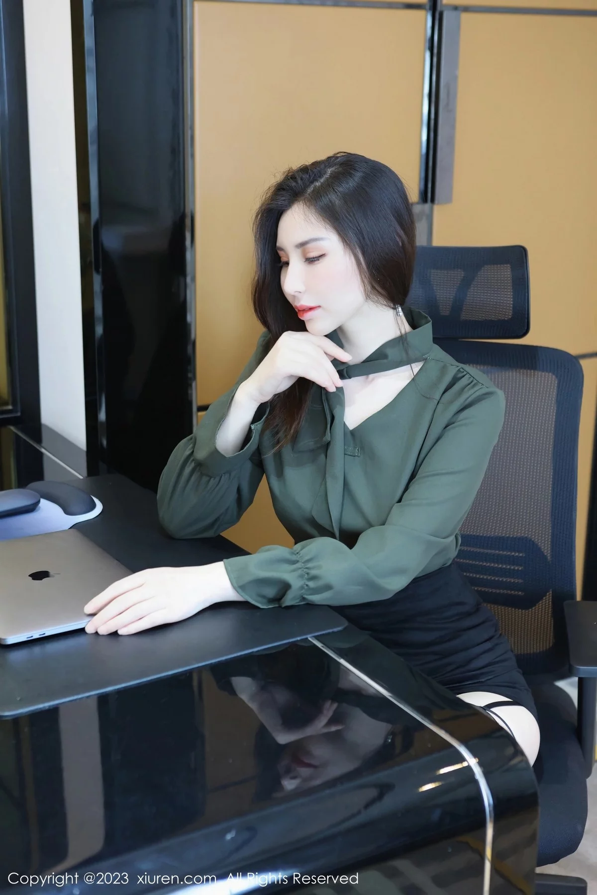 XiuRen第6844期_模特王曼柔半脱露黑色蕾丝内衣配黑丝吊袜秀曼妙身姿诱惑写真81P