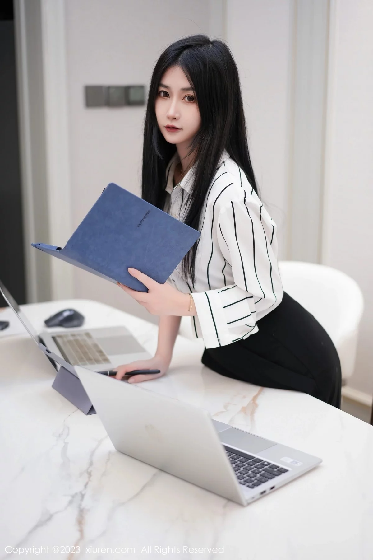 XiuRen第6845期_模特laura阿姣性感白T配黑色短裙半脱露豪乳遮点惹火诱惑写真73P