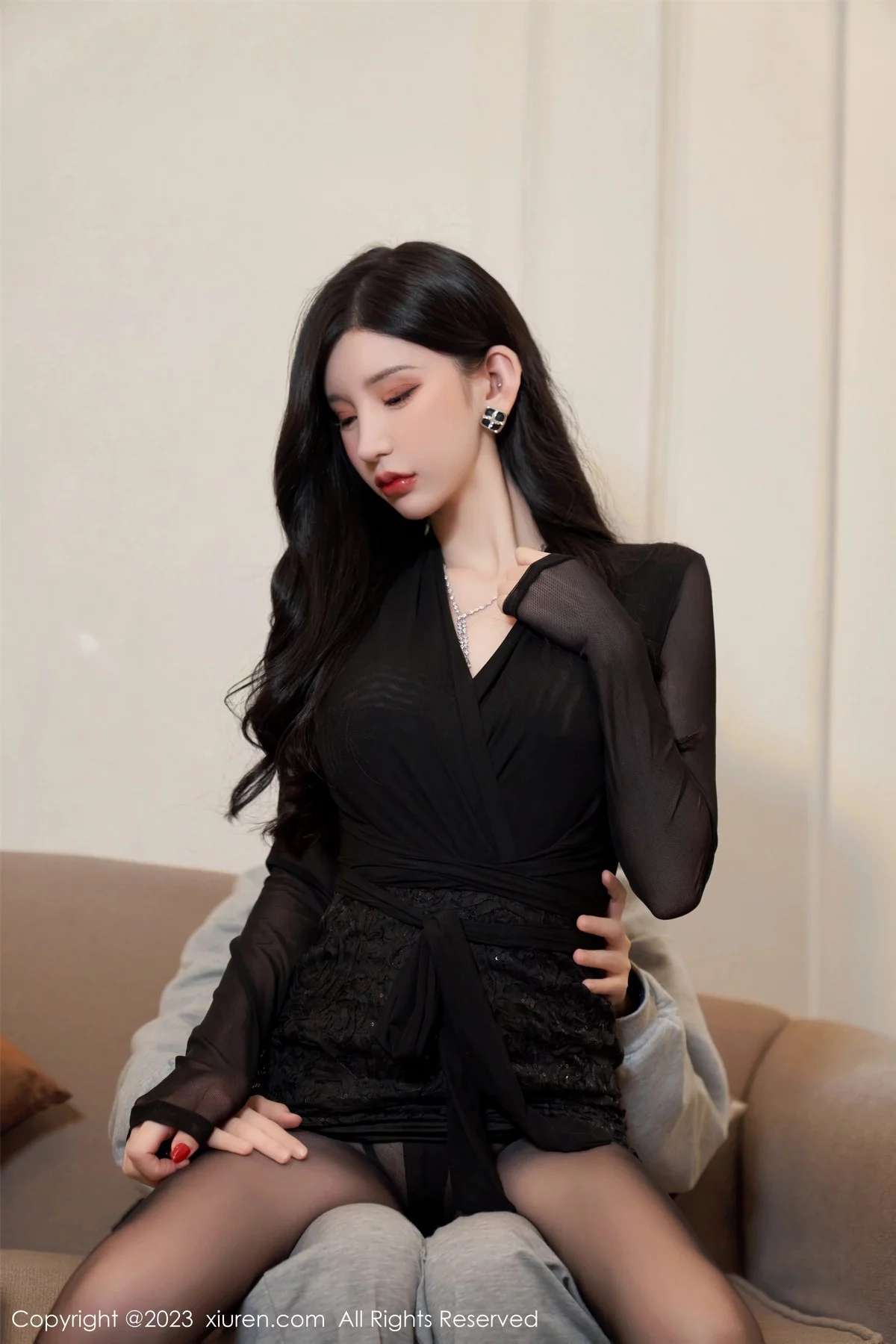 XiuRen第6853期_女神周于希Sally脱黑色薄纱服饰露黑色内衣秀惹火身材诱惑写真86P