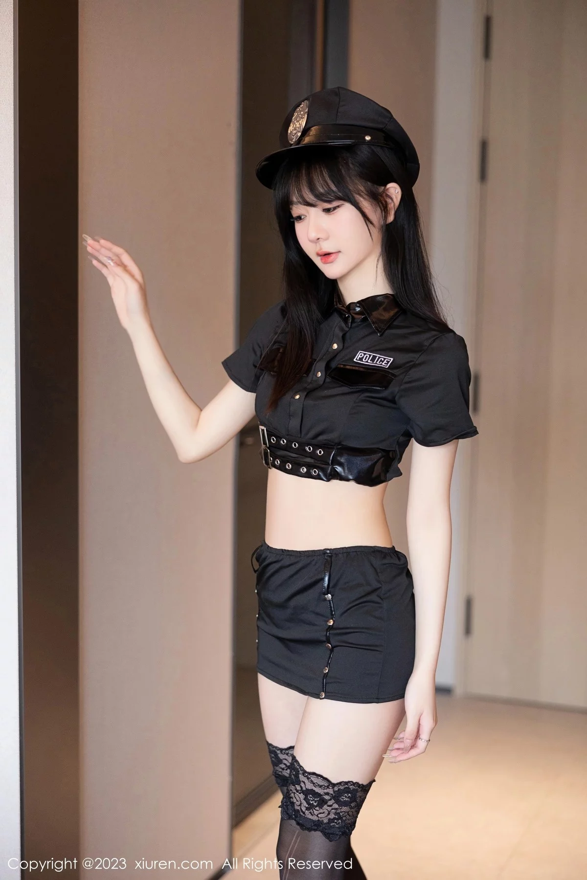 XiuRen第6851期_模特幼幼性感情趣警察制服半脱露黑色内衣秀完美身材诱惑写真86P