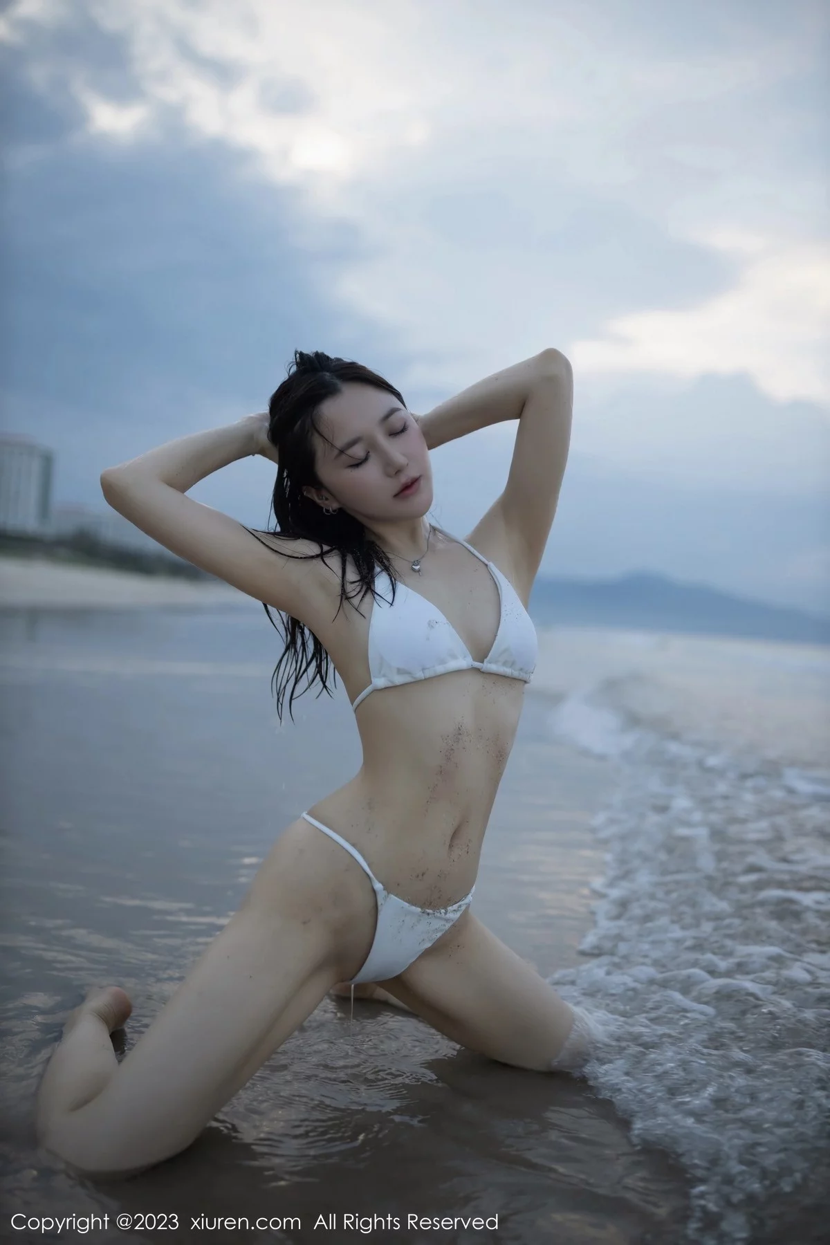 XiuRen第6852期_模特鱼子酱Fish海边性感白色比基尼服秀婀娜动人身段诱惑写真80P