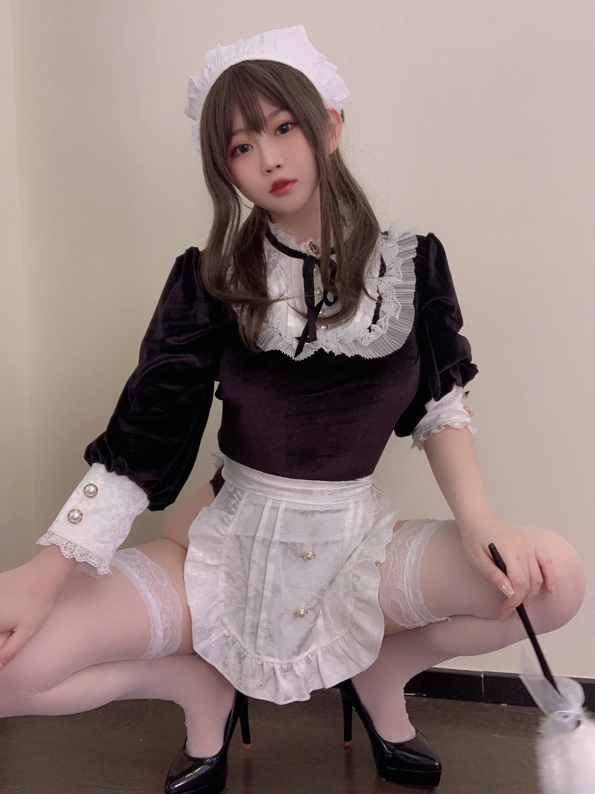 蜜桃少女是依酱呀女仆馆长主题私房脱女仆装露性感黑色三点式内衣惹火诱惑写真50P