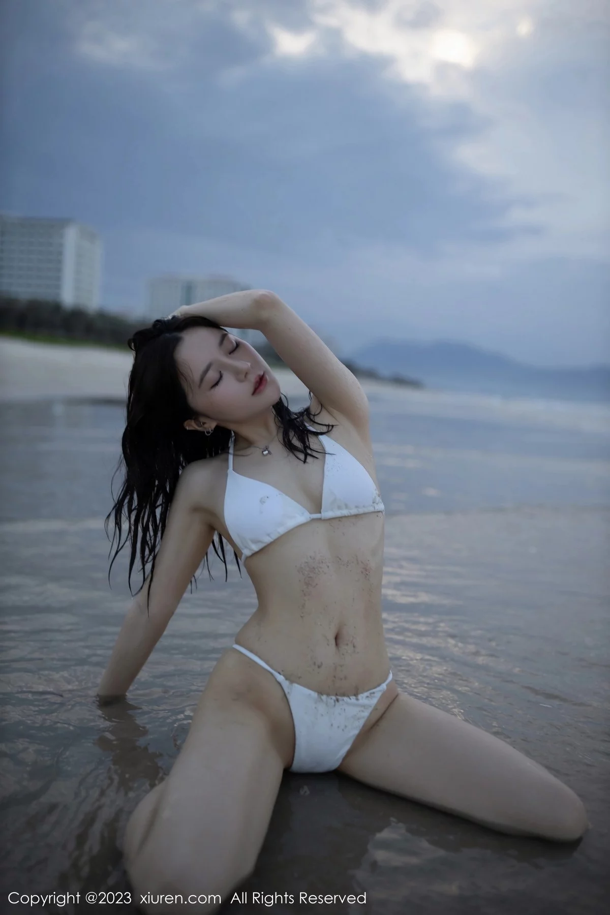 XiuRen第6852期_模特鱼子酱Fish海边性感白色比基尼服秀婀娜动人身段诱惑写真80P