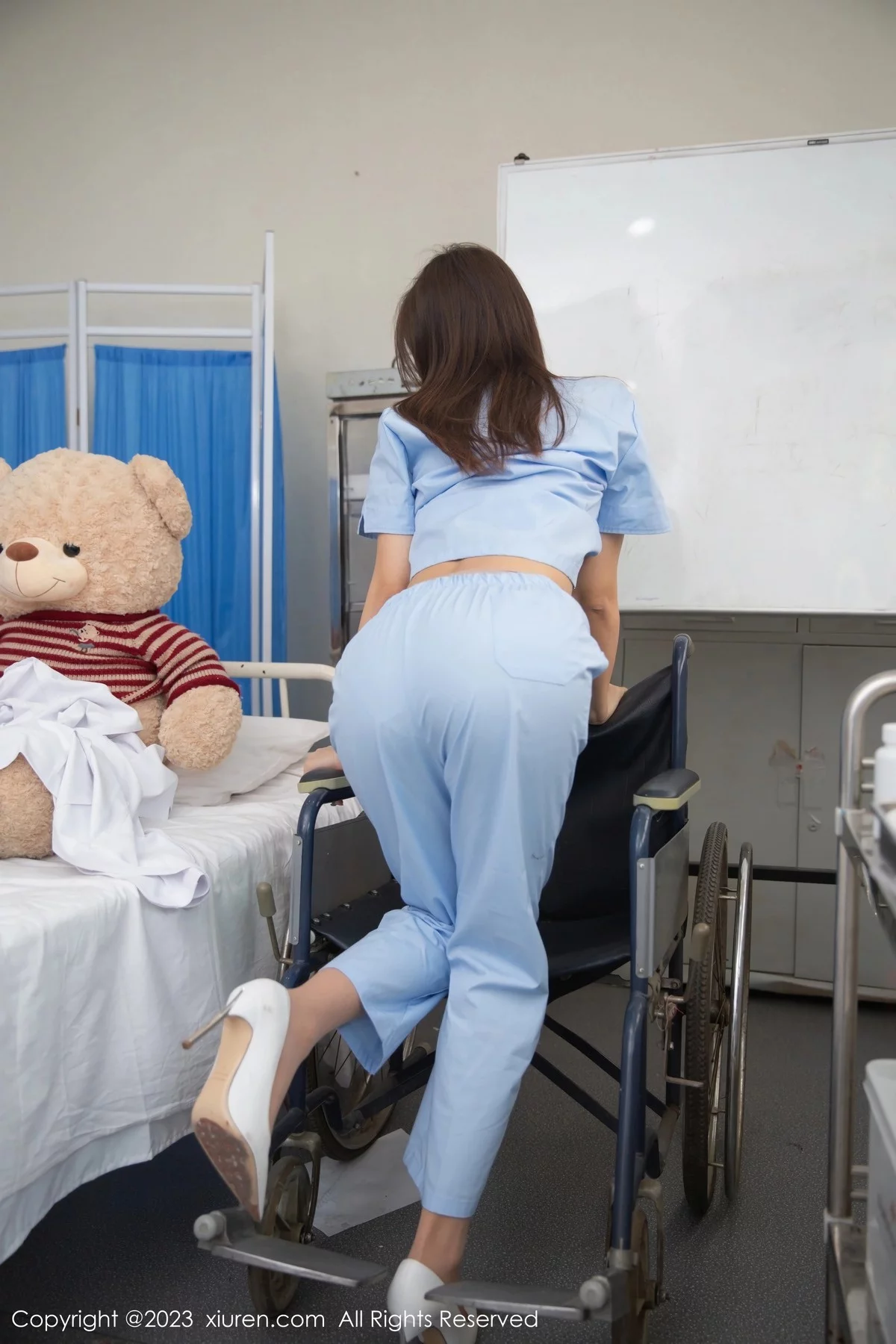 XiuRen第6849期_女神绮里嘉ula美女医生装扮露蓝色蕾丝内衣秀曼妙身姿诱惑写真83P