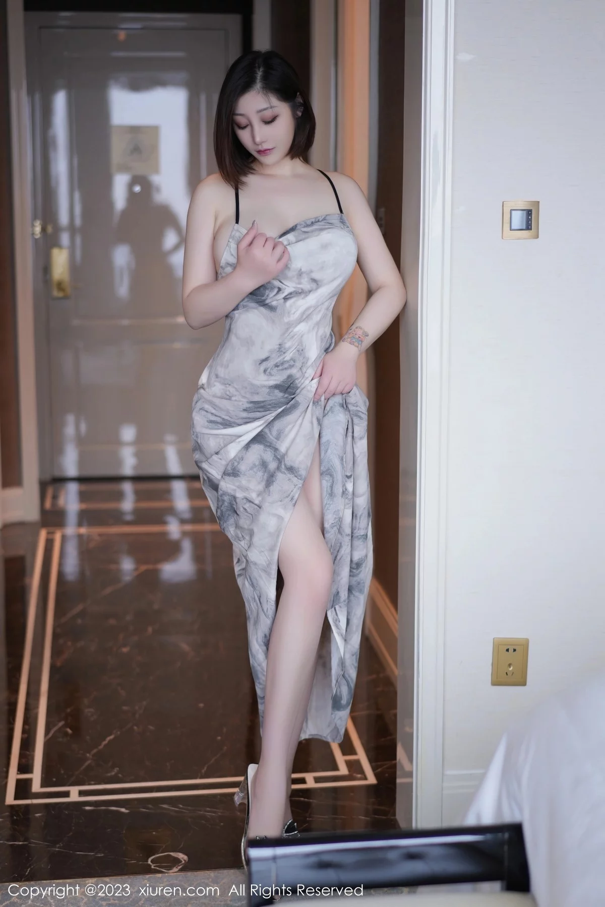 XiuRen第6846期_女神妲己_Toxic脱浅灰色吊带连衣长裙露雪峰美臀惹火诱惑写真64P
