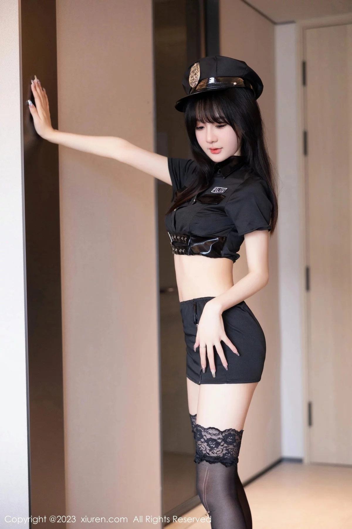 XiuRen第6851期_模特幼幼性感情趣警察制服半脱露黑色内衣秀完美身材诱惑写真86P