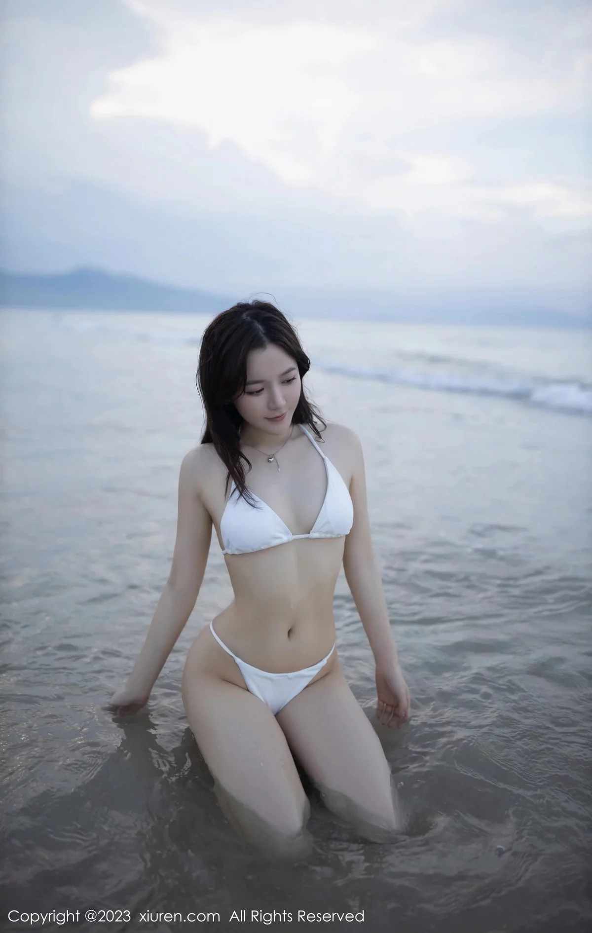 XiuRen第6852期_模特鱼子酱Fish海边性感白色比基尼服秀婀娜动人身段诱惑写真80P