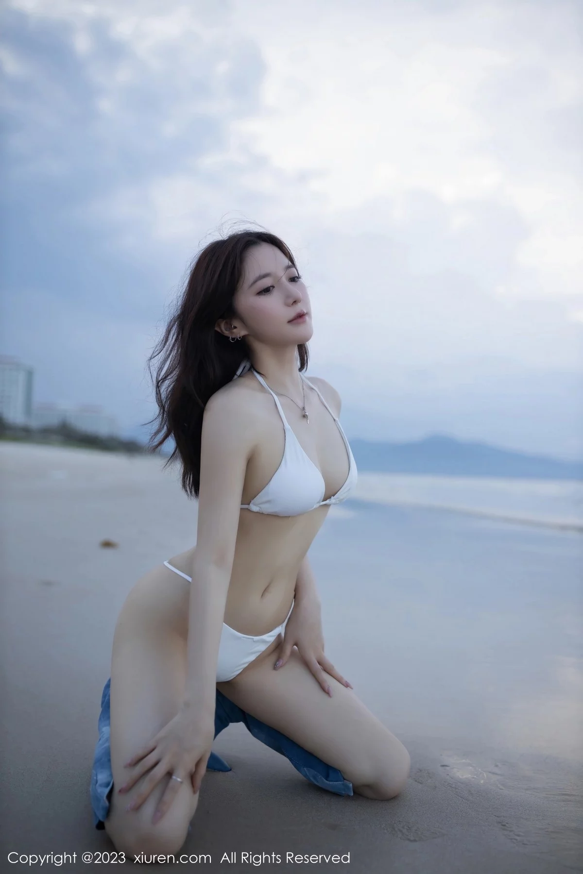 XiuRen第6852期_模特鱼子酱Fish海边性感白色比基尼服秀婀娜动人身段诱惑写真80P