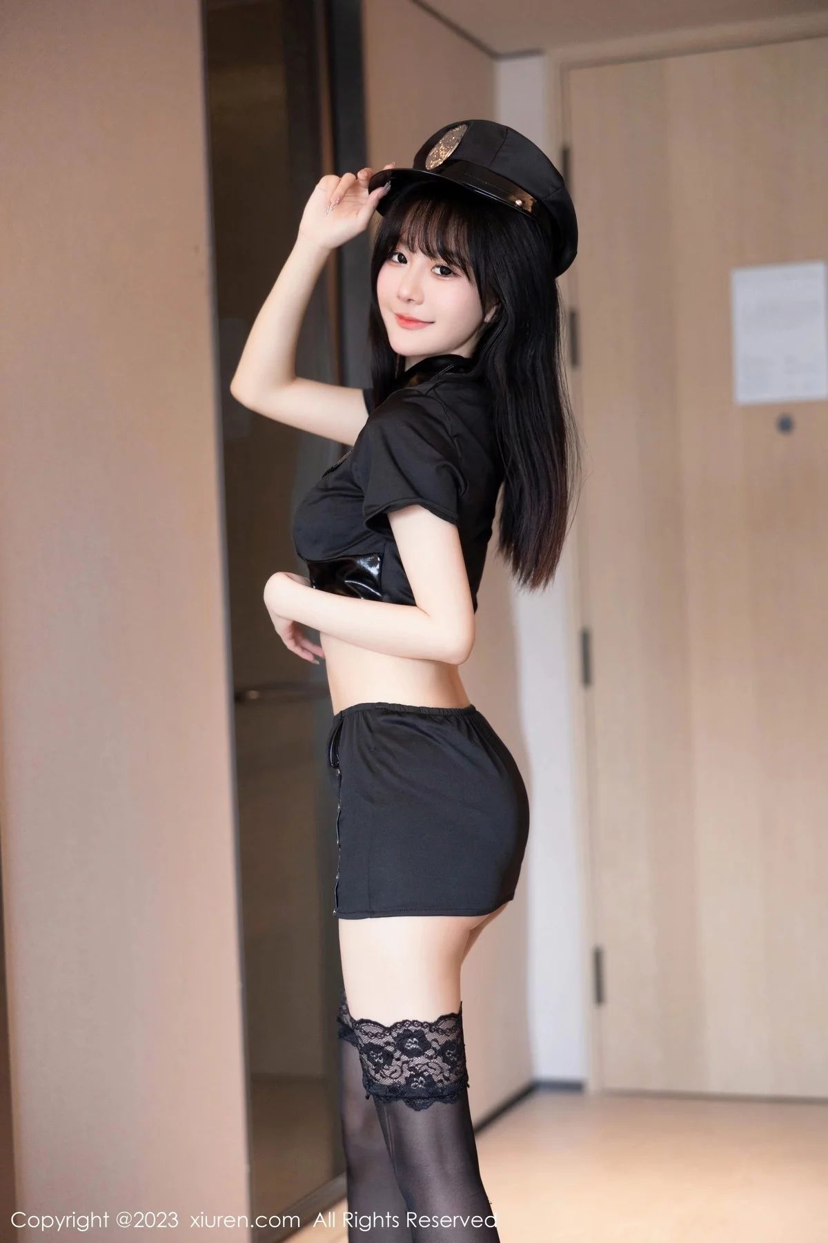 XiuRen第6851期_模特幼幼性感情趣警察制服半脱露黑色内衣秀完美身材诱惑写真86P