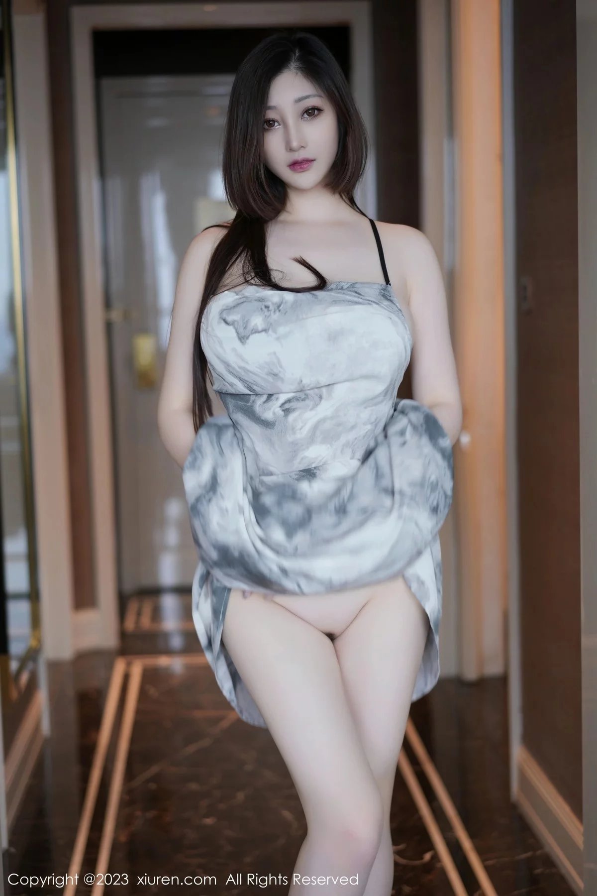 XiuRen第6846期_女神妲己_Toxic脱浅灰色吊带连衣长裙露雪峰美臀惹火诱惑写真64P