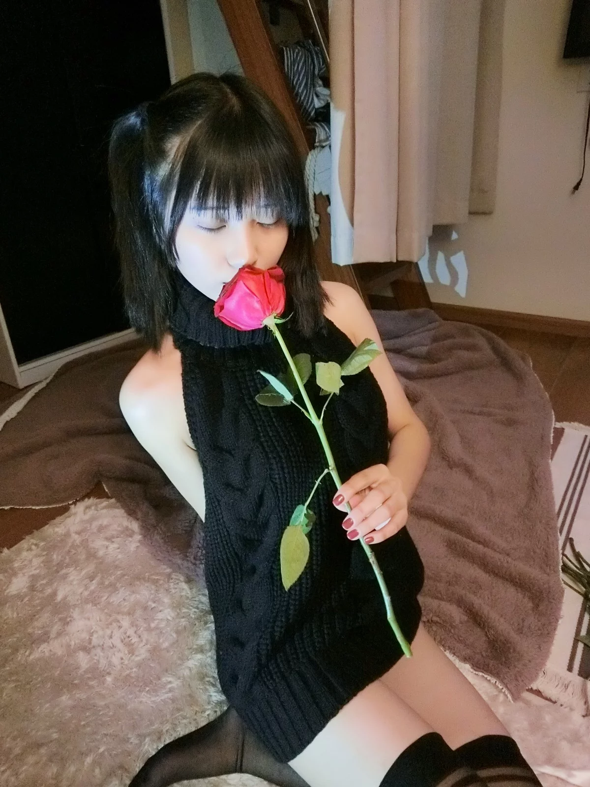 Coser美女布丁大法毛衣黑丝主题私房性感黑色露背毛衣配黑丝袜秀美腿诱惑写真30P