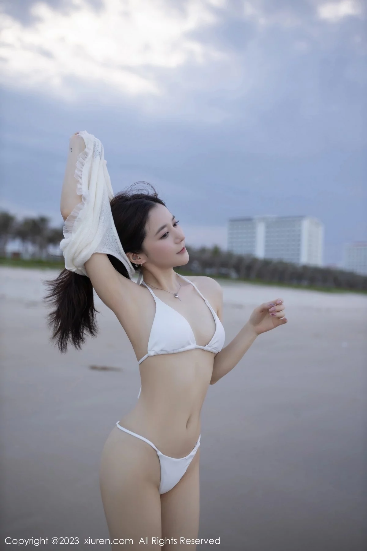 XiuRen第6852期_模特鱼子酱Fish海边性感白色比基尼服秀婀娜动人身段诱惑写真80P
